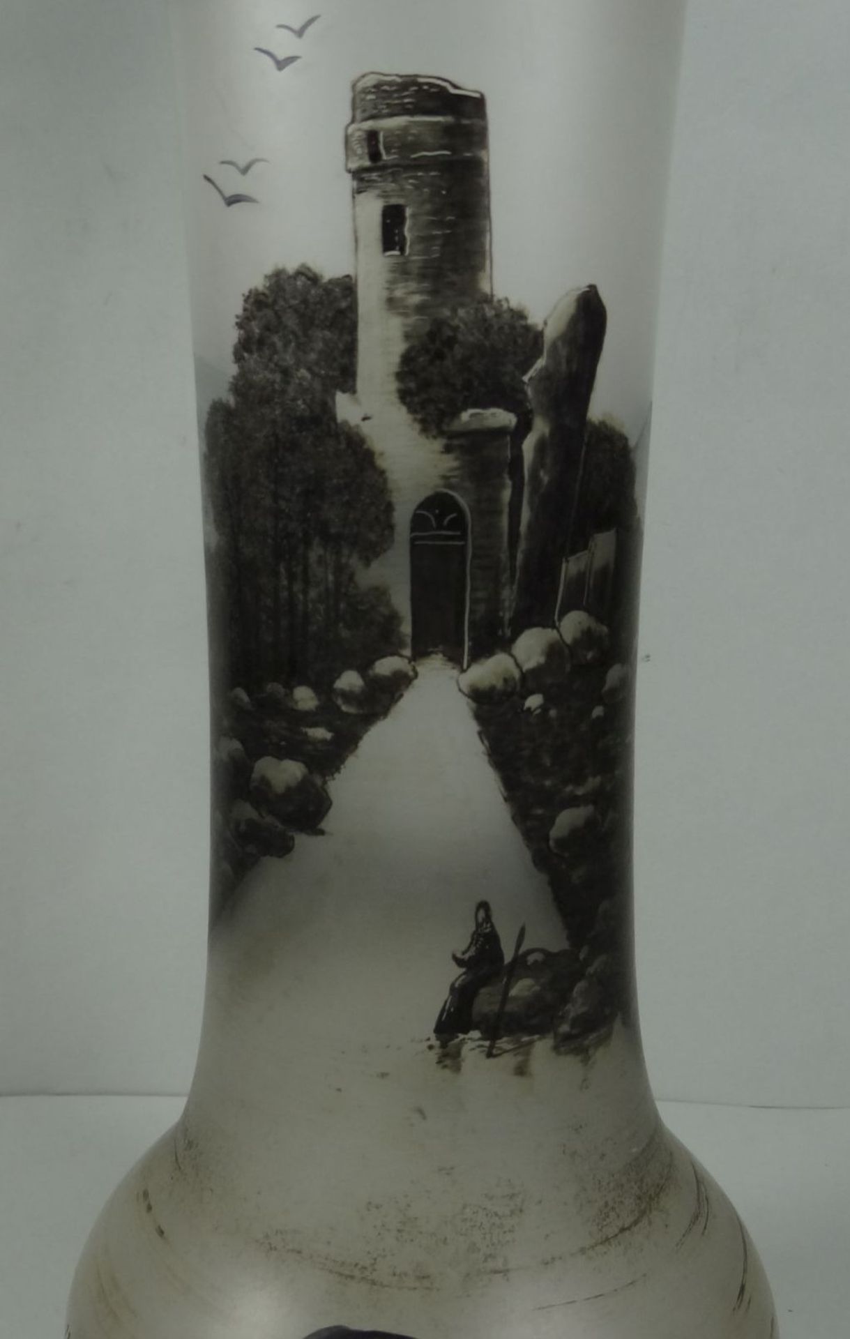 unleserl. sign. Vase , mit Flusslandschaft und Burgfried, H-37 cm - Bild 4 aus 8