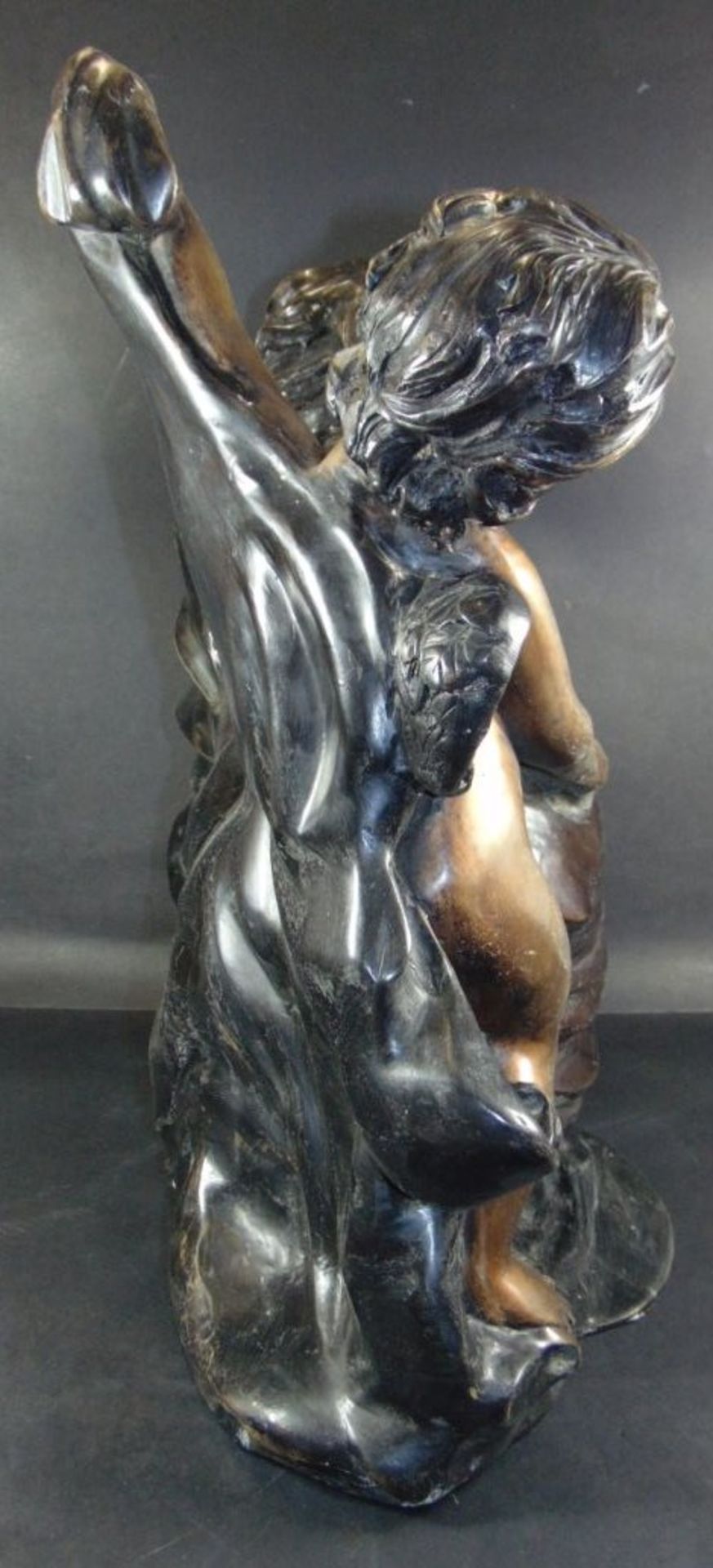 grosse Figurengruppe, zwei Putti mittig mit Vase, wohl Zinkguss bronziert ?, H-51 cm, B-48 cm, 15 k - Bild 5 aus 7