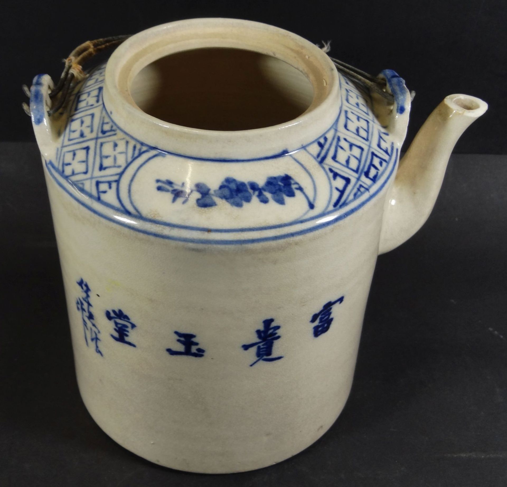alte China-Teekanne, Blaumalerei, ohne Deckel, Ausguss minim. Chip, H-16,5 cm - Bild 4 aus 6