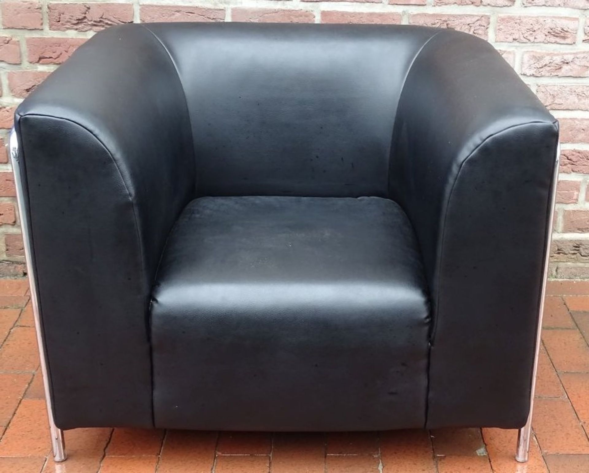 gr. Sessel in der Art von LC2 Le Corbusier, Chrom/Leder, leichte Gebrauchsspuren, H-75 cm, B-75 cm,