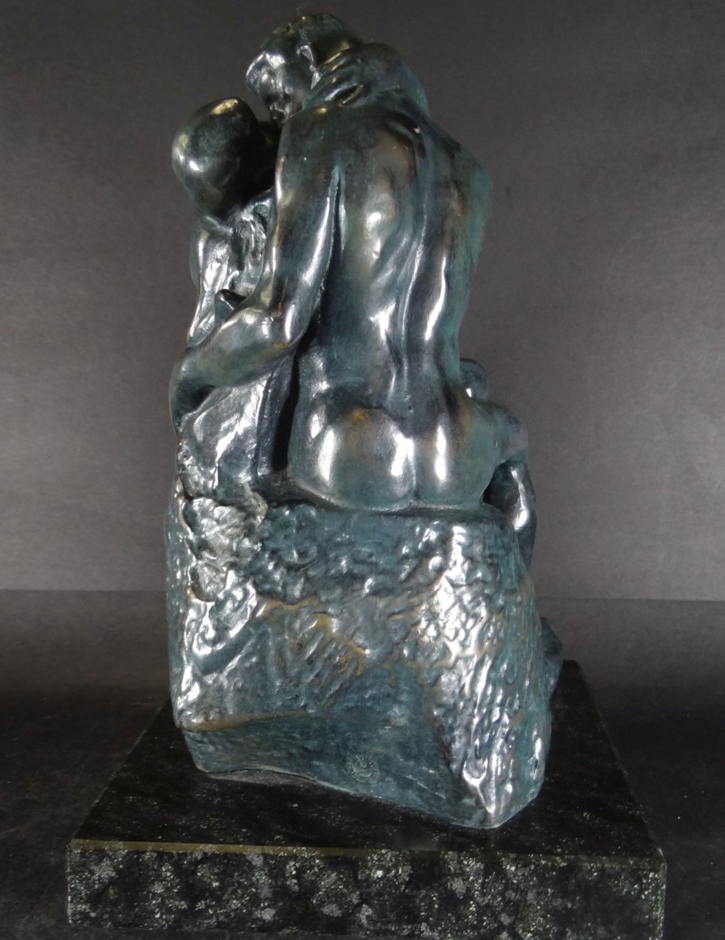 Auguste RODIN (1840-1917) Bronze "Der Kuss" auf Marmorsockel, H-26 cm, Sockel 17x17 cm, 6,2 kg., si - Bild 5 aus 8