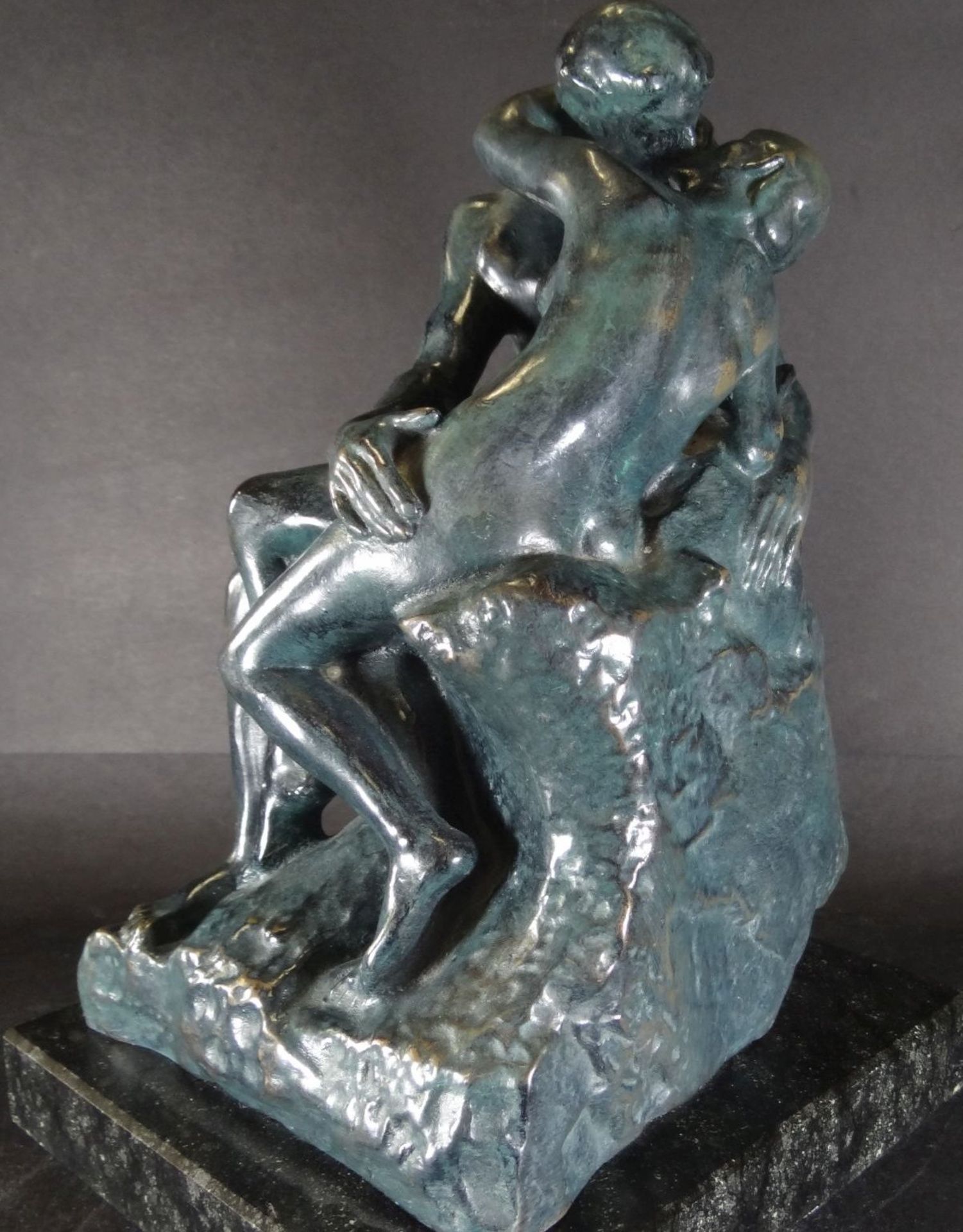 Auguste RODIN (1840-1917) Bronze "Der Kuss" auf Marmorsockel, H-26 cm, Sockel 17x17 cm, 6,2 kg., si - Bild 3 aus 8