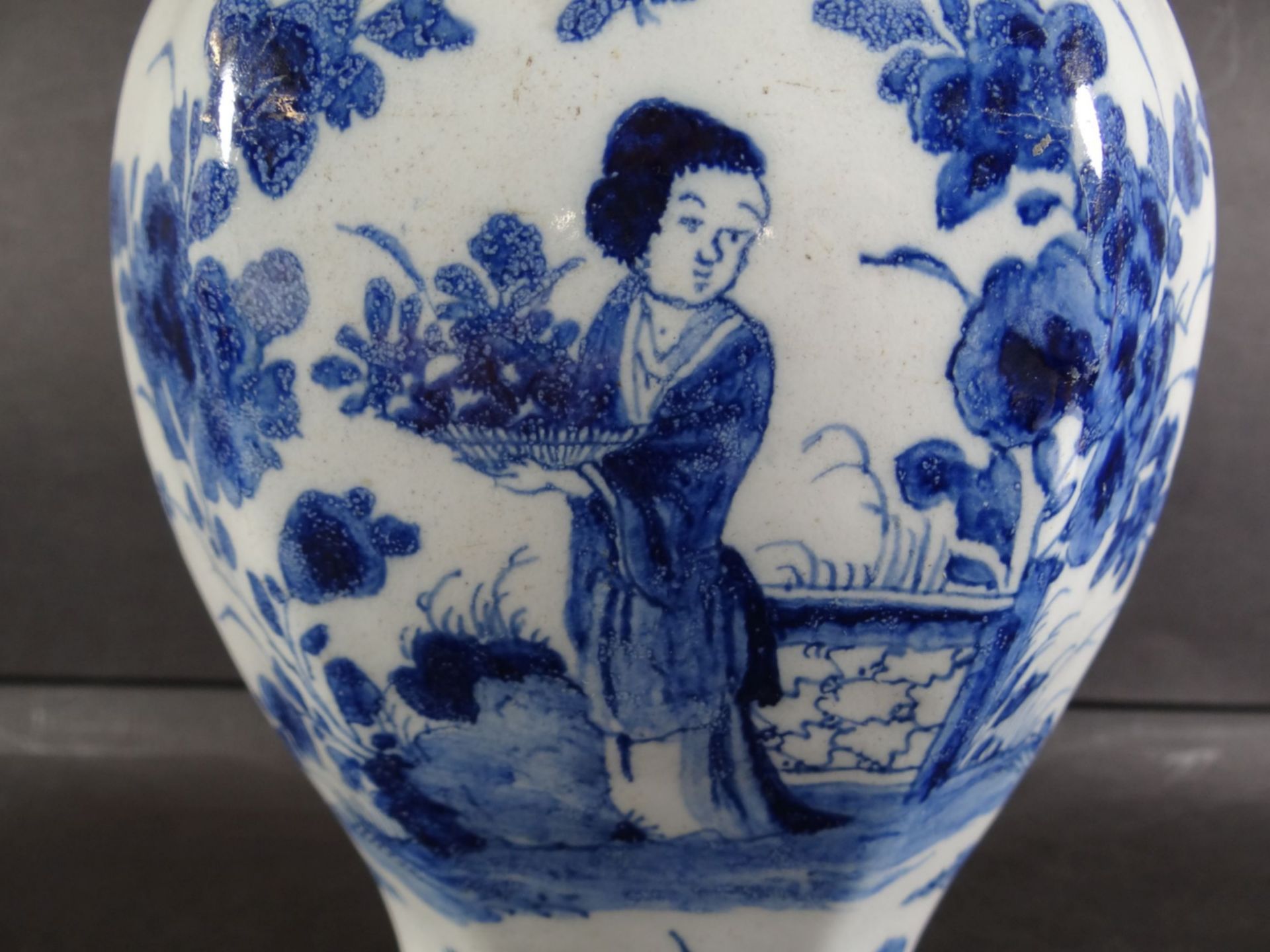 Vase mit Chinesin im Garten, Blaumalerei, wohl Delft, 18 Jhd?, H-22 cm, altrissig und mit Abplatzer - Image 5 of 10