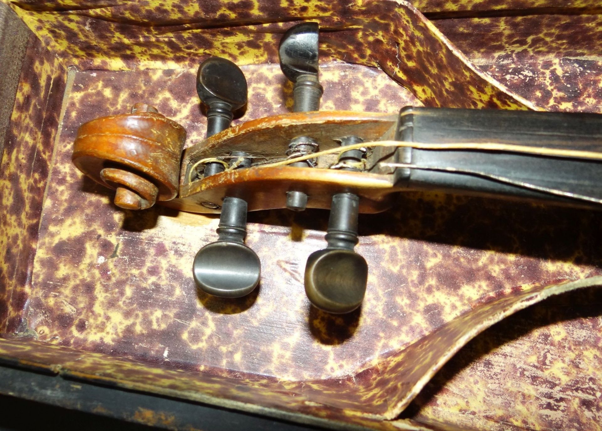 alte Geige mit Bogen, in Holzkoffer mit Namensschild, ungepflegter Dachbodenfund, Geige L-60 cm, - Image 6 of 8