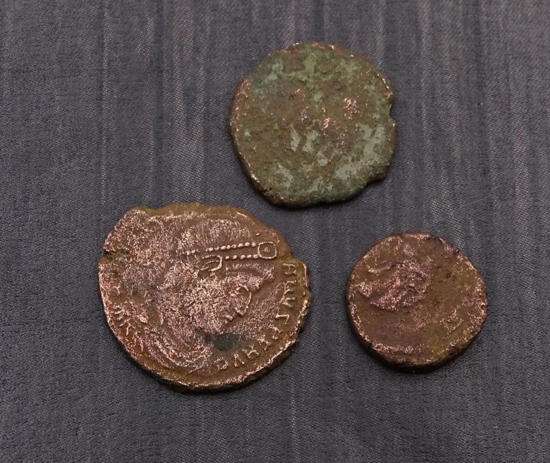 Drei kleine antike Kupfermünzen, - Image 2 of 2