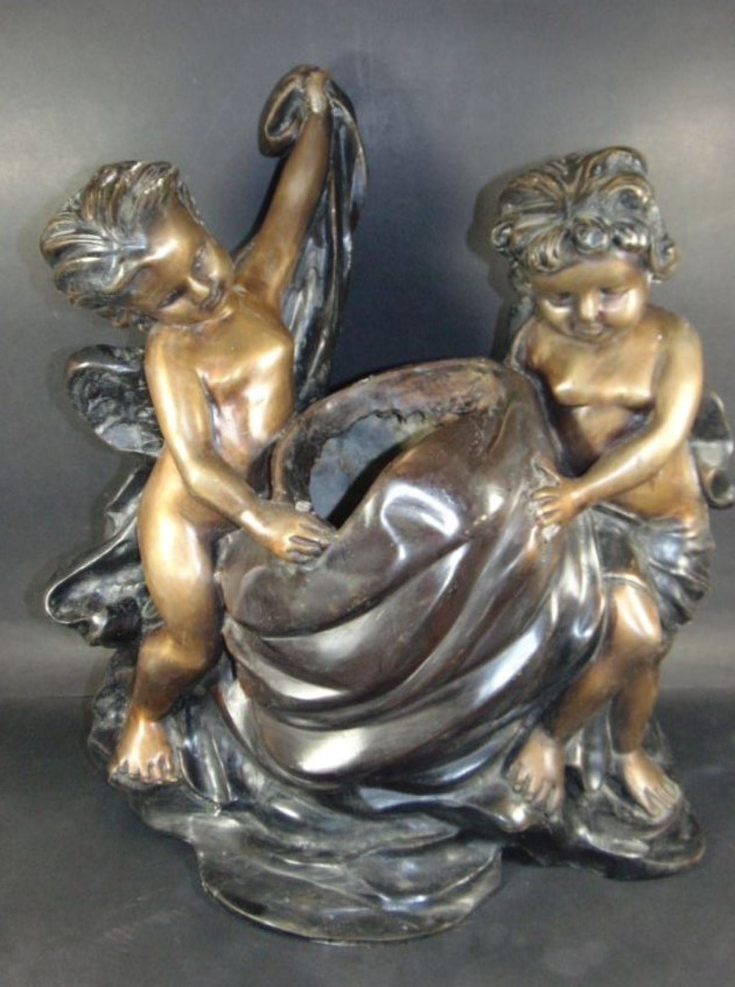 grosse Figurengruppe, zwei Putti mittig mit Vase, wohl Zinkguss bronziert ?, H-51 cm, B-48 cm, 15 k