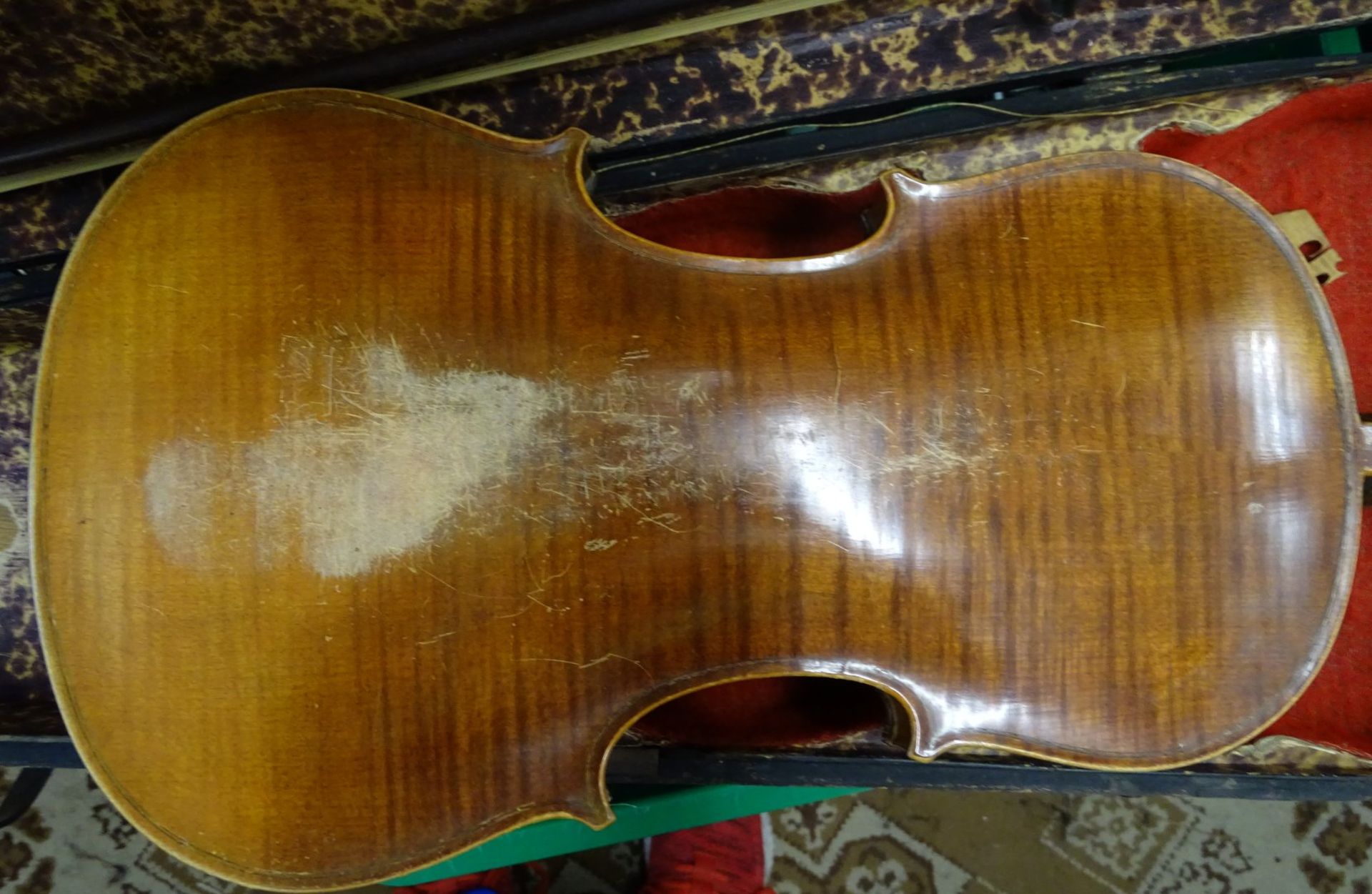 alte Geige mit Bogen, in Holzkoffer mit Namensschild, ungepflegter Dachbodenfund, Geige L-60 cm, - Image 7 of 8