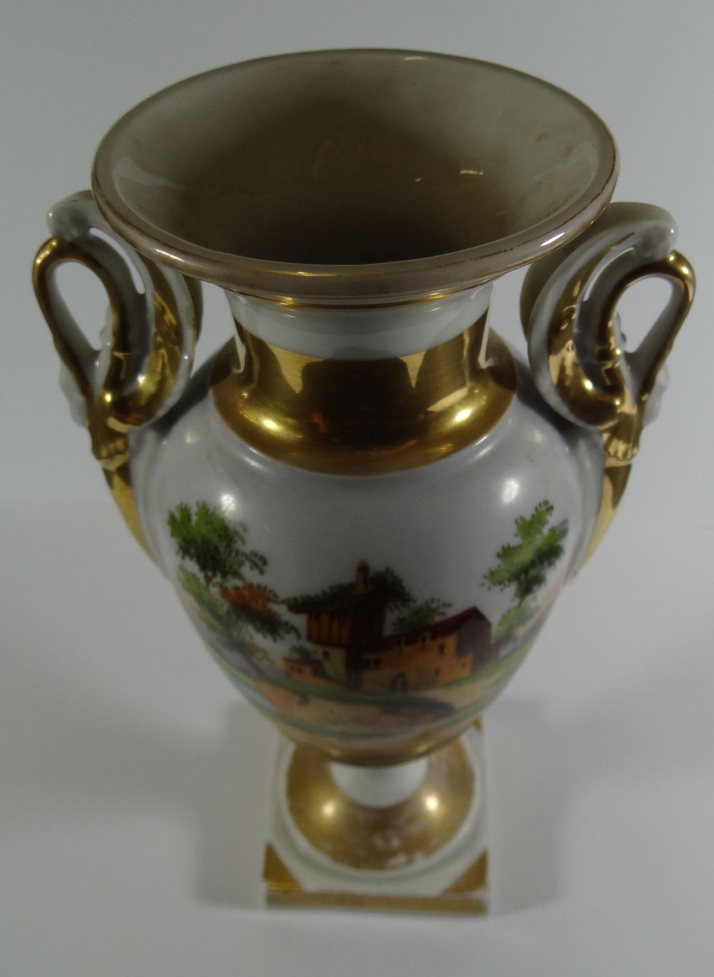 Biedermeier-Amphorenvase, beidseitig bemalt mit Gebäuden, um 1840, Stand mehrfach geklebt und Verg - Image 9 of 9