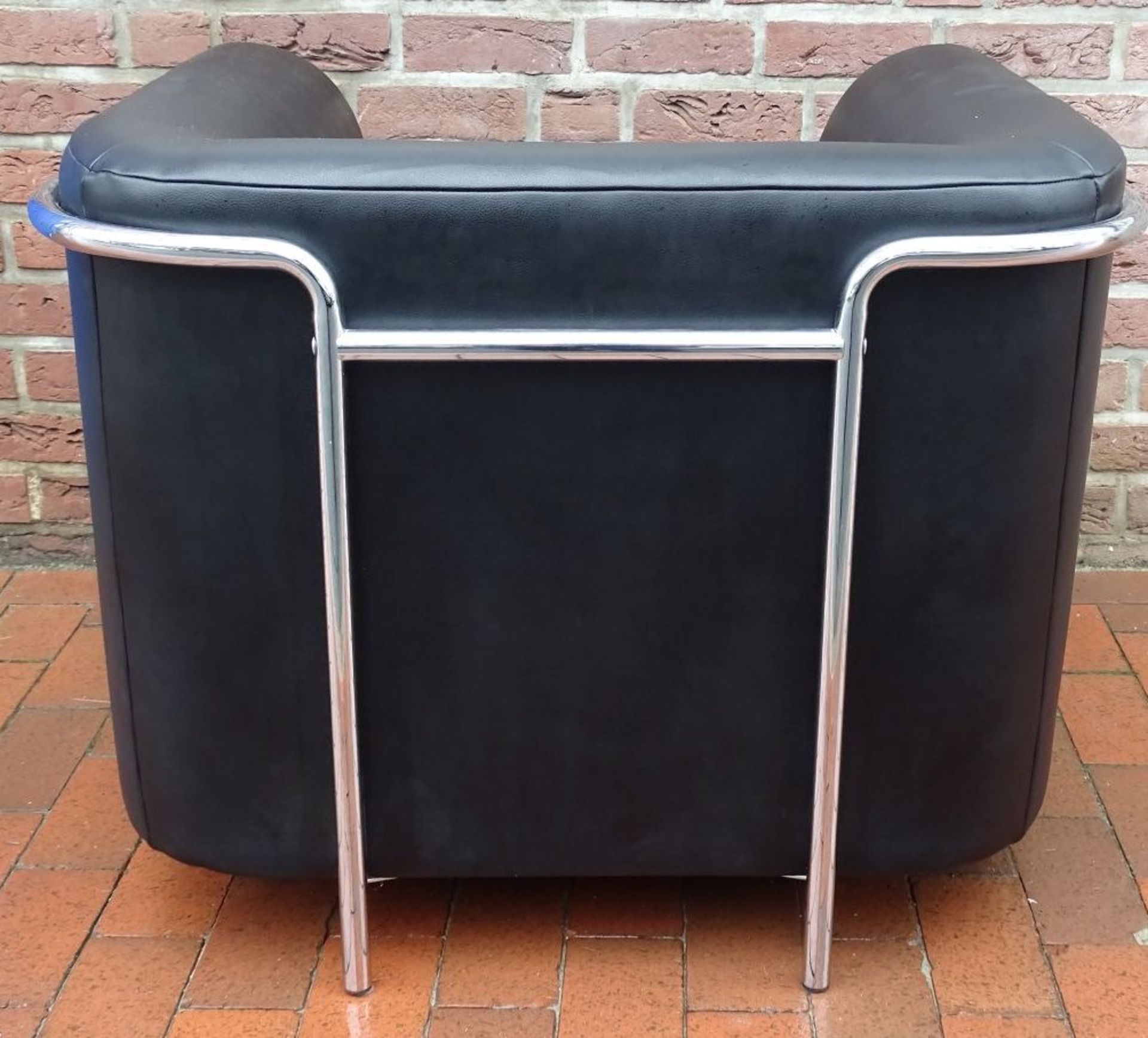 gr. Sessel in der Art von LC2 Le Corbusier, Chrom/Leder, leichte Gebrauchsspuren, H-75 cm, B-75 cm, - Bild 4 aus 5