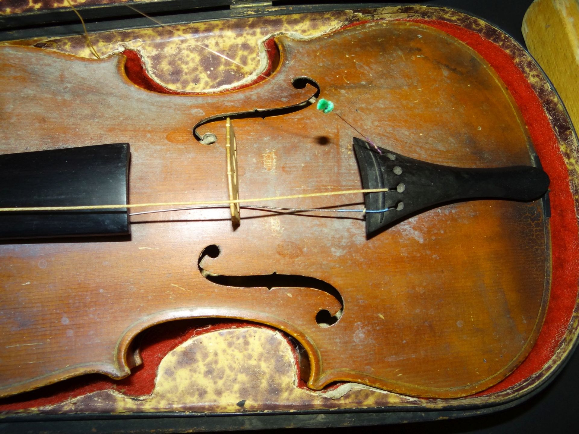 alte Geige mit Bogen, in Holzkoffer mit Namensschild, ungepflegter Dachbodenfund, Geige L-60 cm, - Image 5 of 8