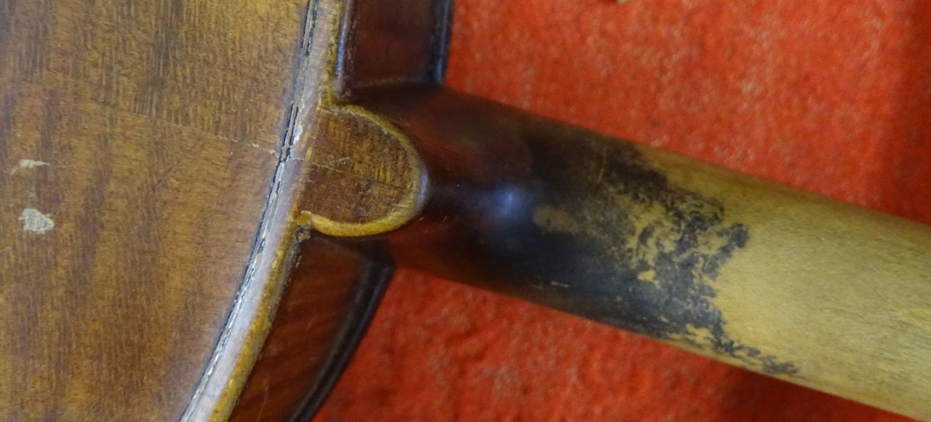 alte Geige mit Bogen, in Holzkoffer mit Namensschild, ungepflegter Dachbodenfund, Geige L-60 cm, - Image 8 of 8