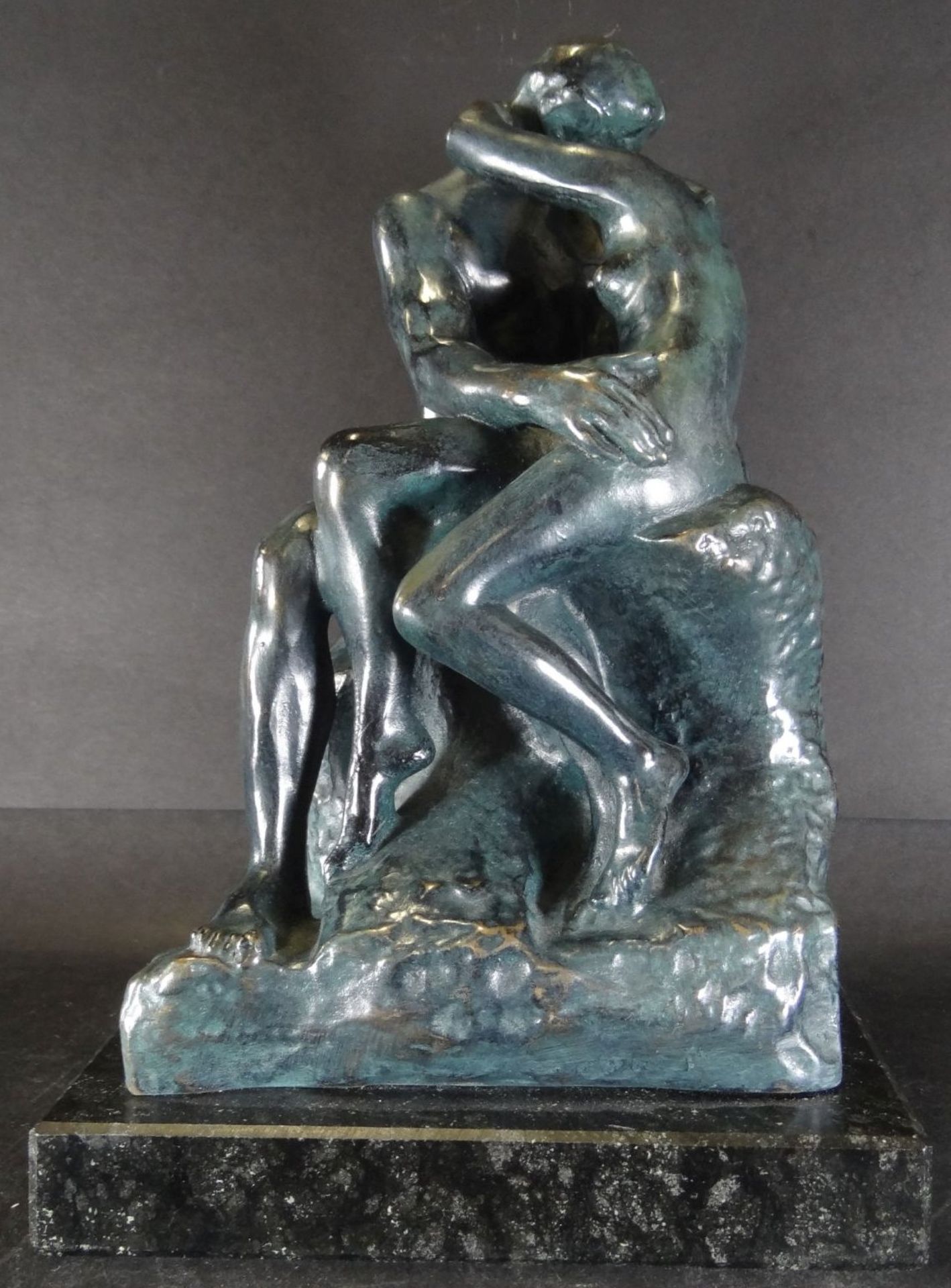 Auguste RODIN (1840-1917) Bronze "Der Kuss" auf Marmorsockel, H-26 cm, Sockel 17x17 cm, 6,2 kg., si