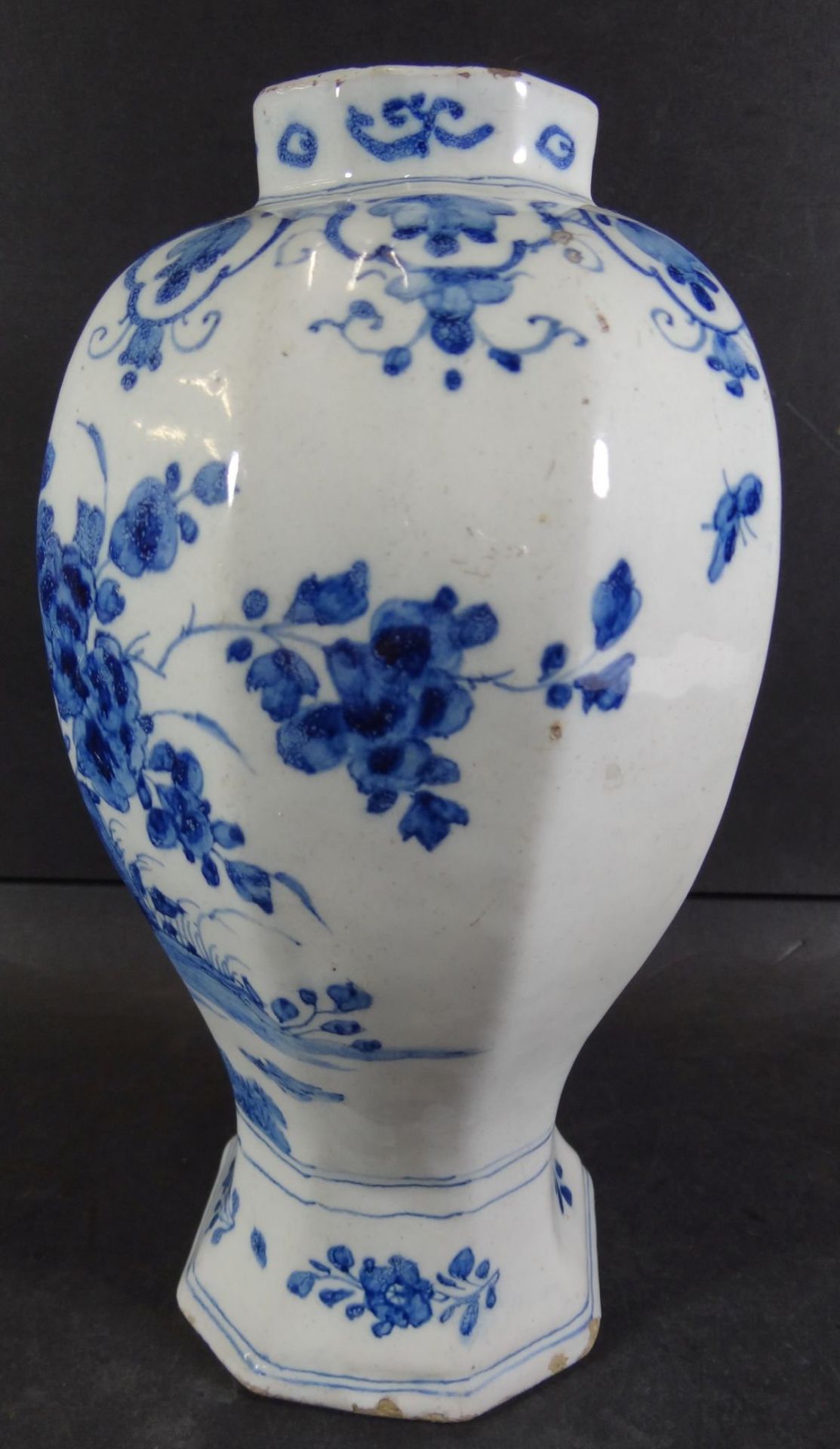 Vase mit Chinesin im Garten, Blaumalerei, wohl Delft, 18 Jhd?, H-22 cm, altrissig und mit Abplatzer - Image 3 of 10