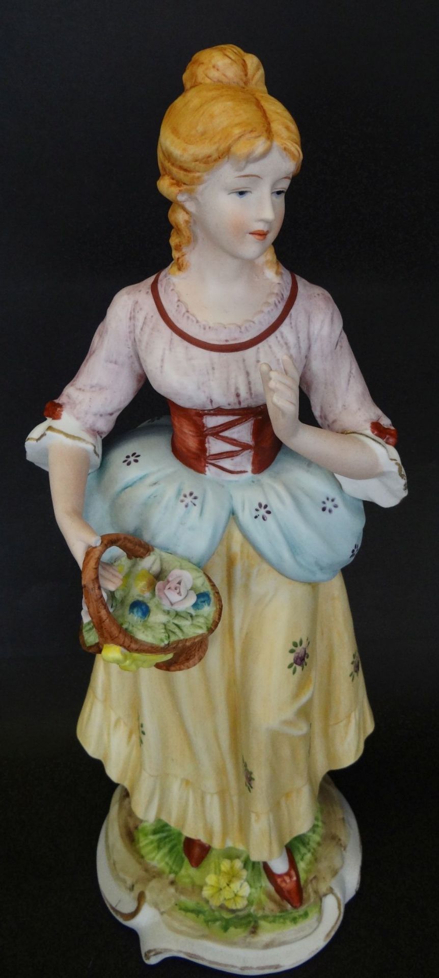 hohe Bisquitporzellan-Figur "Mädchen mit Blumenkorb", ein Daumen beschädigt, linke Hand geklebt, - Bild 2 aus 7