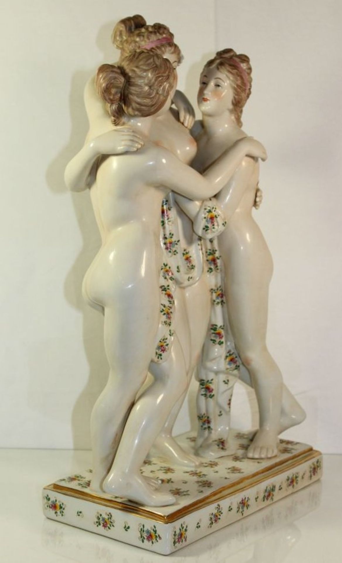 hohe Figurengruppe in antikem Stil, 3 Grazien, gemarkt, 20. Jhdt., H-50cm B-31cm T-18cm. - Image 2 of 6