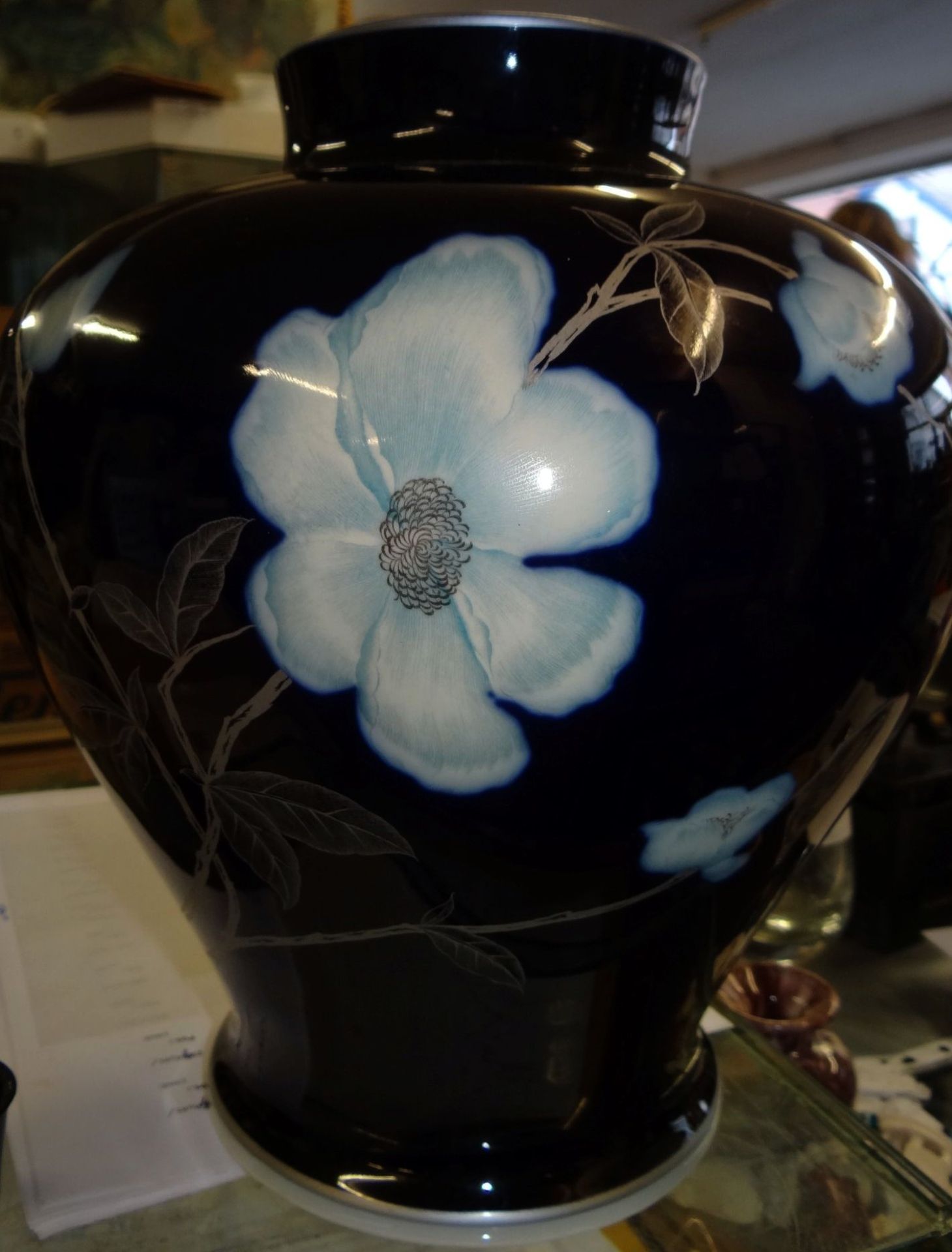 grosse , bauchige Vase mit Blumenmalerei "Weimar" Echt Cobalt, H-29 cm, D-26 cm, - Image 2 of 8