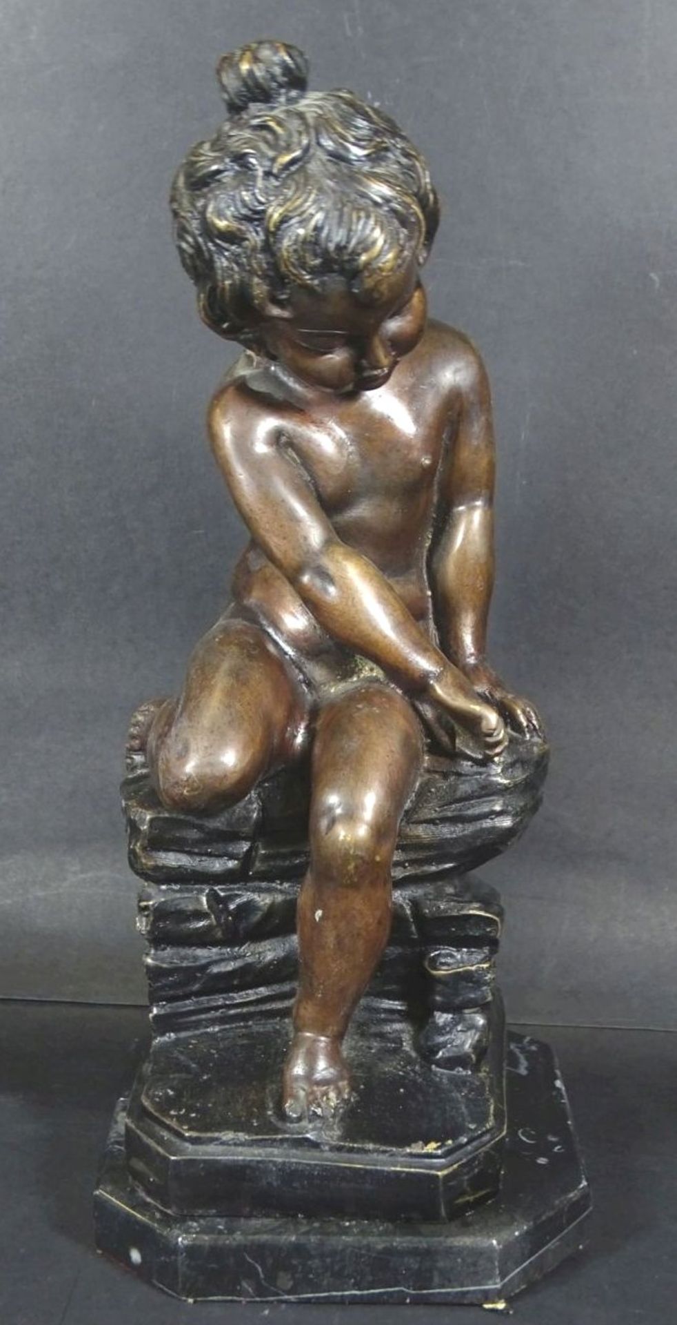 CP-JP, MD202 "sitzendes Mädchen", Bronze, auf Marmorplatte, H-32 cm, 17x15 cm, 3,5 k
