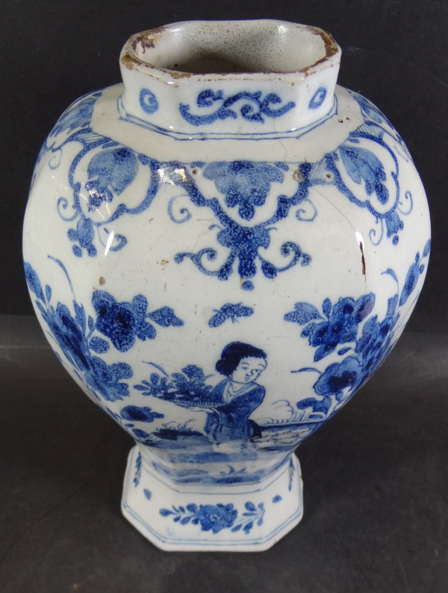 Vase mit Chinesin im Garten, Blaumalerei, wohl Delft, 18 Jhd?, H-22 cm, altrissig und mit Abplatzer