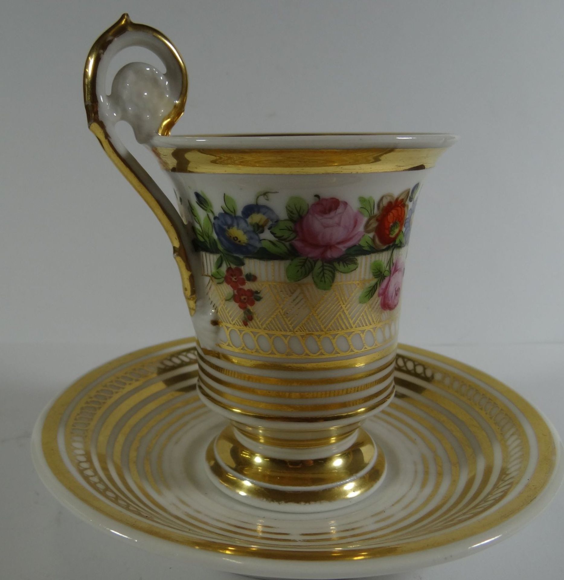 Empire Tasse mit U.T.um 1820, Rosendekor mit Goldstaffage, Innenvergoldung berieben, ansonsten gut - Bild 3 aus 9