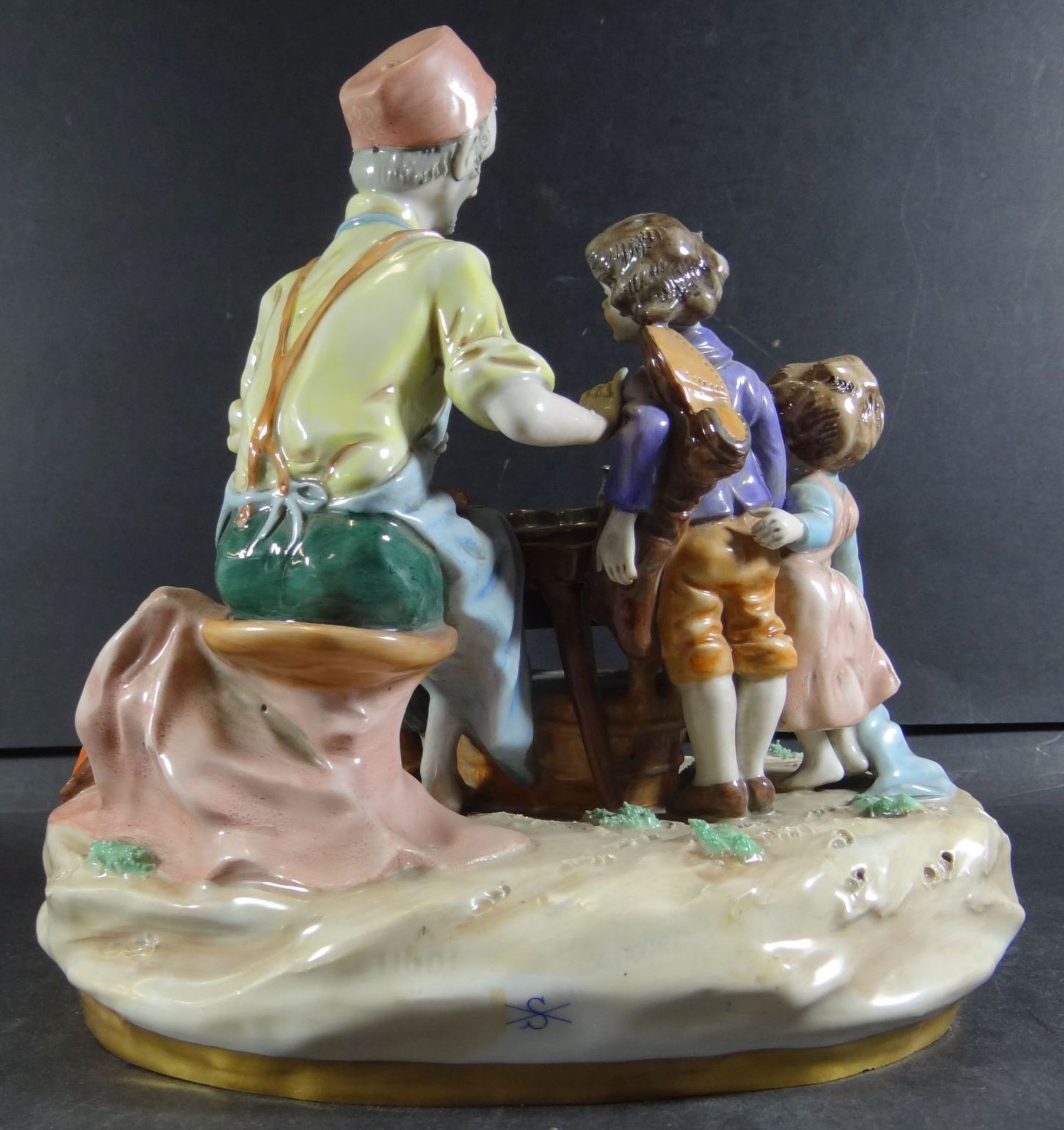 gr. Figurengruppe "Schuster mit Kindern" Sitzendorf, bemalt, H-22 cm, 23x17 cm, gut erhalten - Image 4 of 10