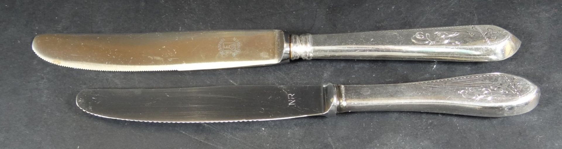 4 grosse, 5 kleine Messer mit Silbergriff-800- und Gravur, L-23.5 und 20 cm, - Image 2 of 6