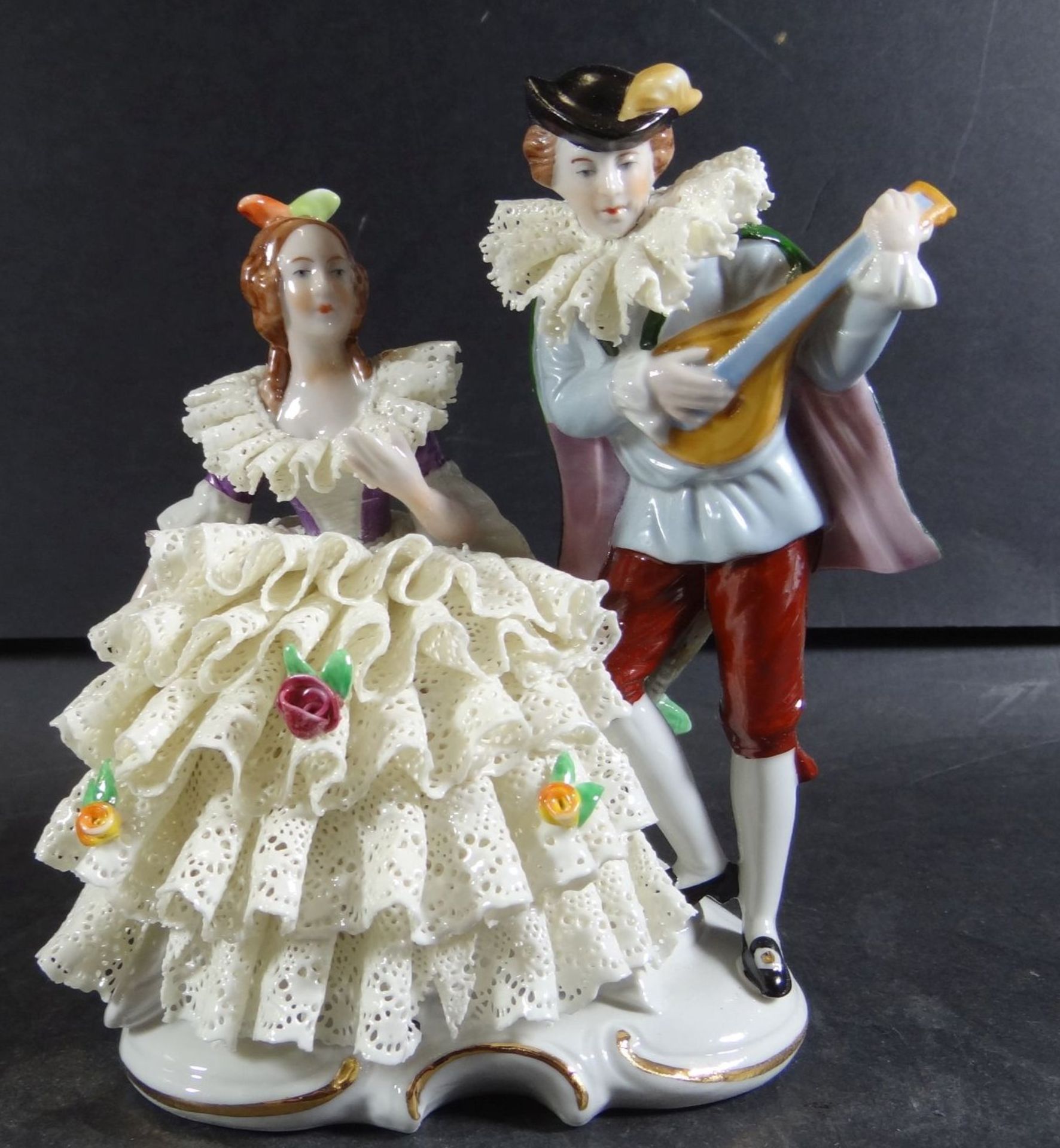 Dame im Spitzenkleid mit Troubadour "Sitzendorf", guter Zustand, H-14 cm, B-11 cm - Image 2 of 7