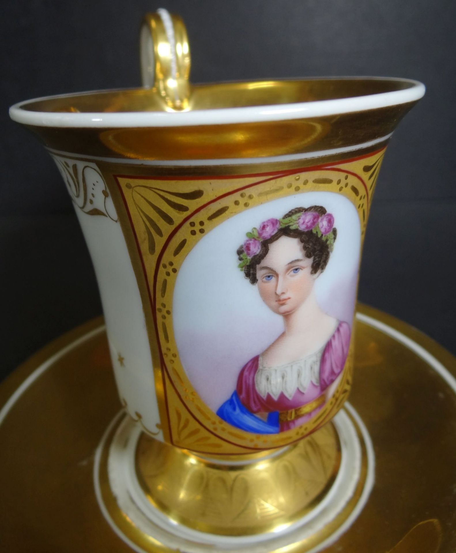 Tasse mit U.T. "KPM" Berlin mit Portrait Königin Luise um 1820, sehr gut erhalten, Vergoldung mini - Image 2 of 9