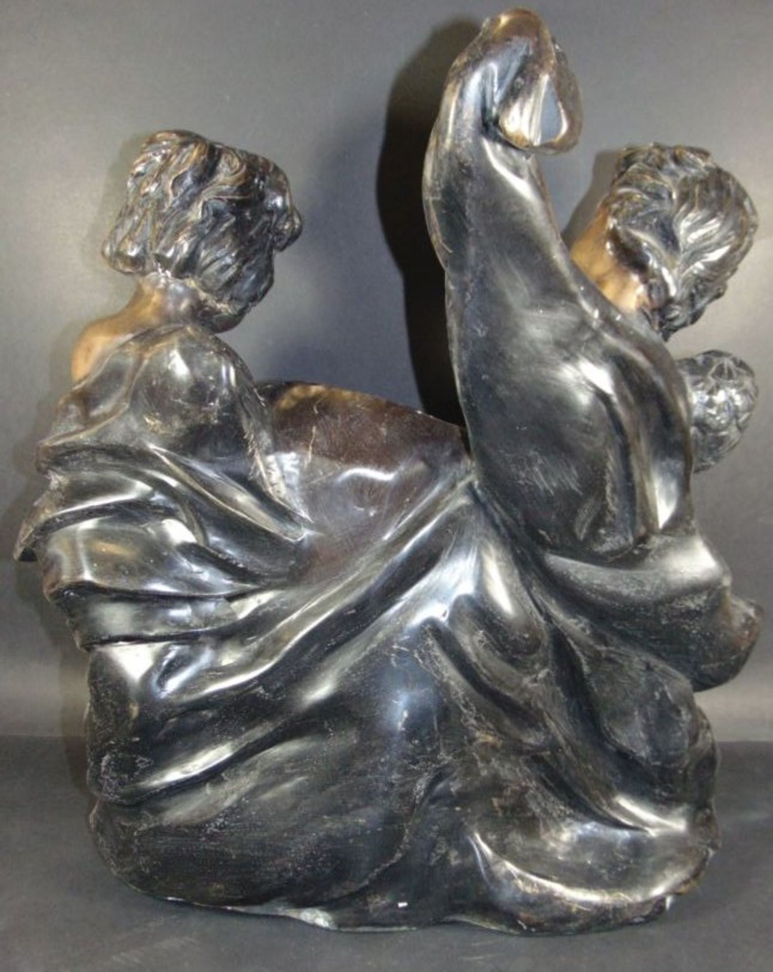grosse Figurengruppe, zwei Putti mittig mit Vase, wohl Zinkguss bronziert ?, H-51 cm, B-48 cm, 15 k - Bild 4 aus 7