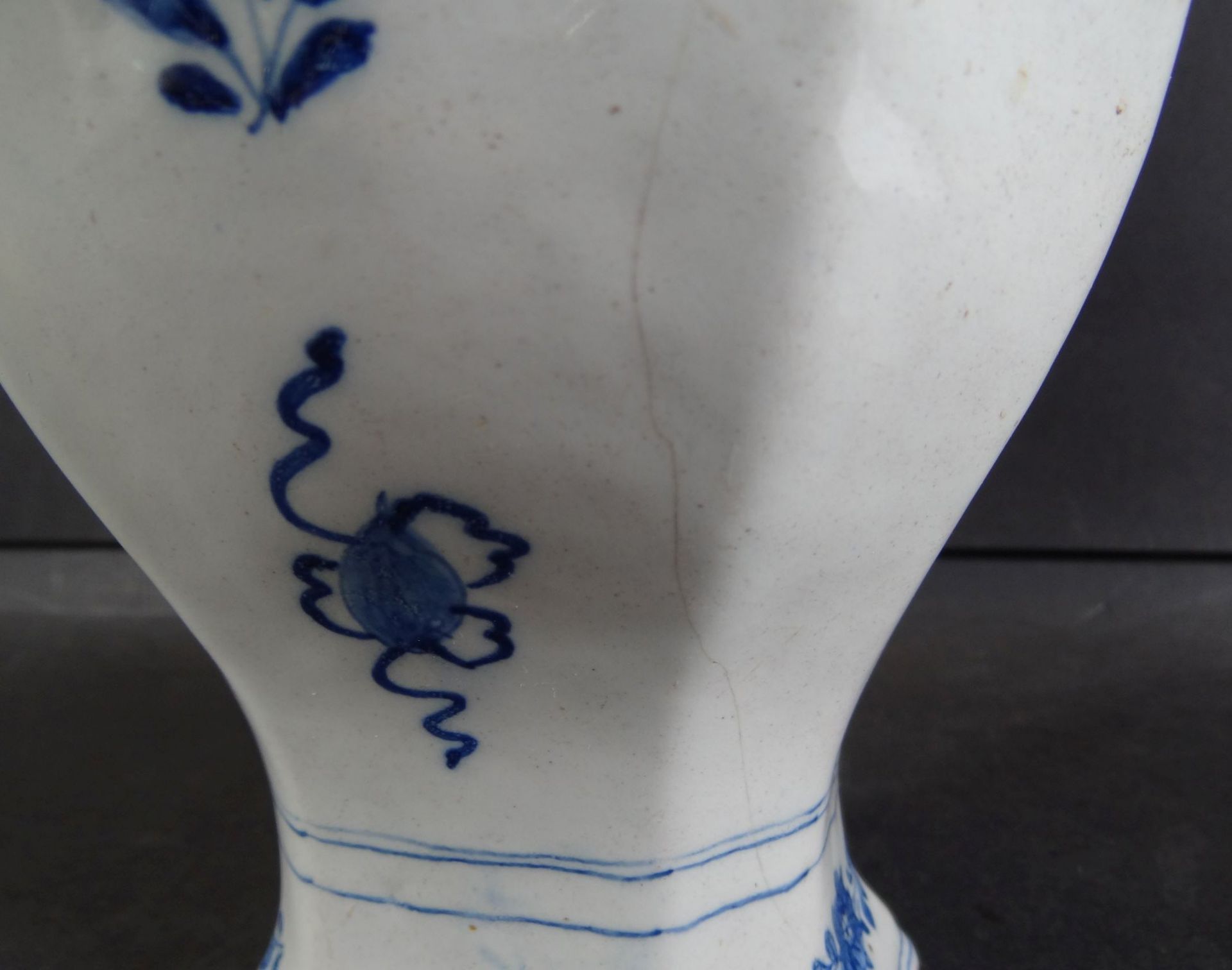 Vase mit Chinesin im Garten, Blaumalerei, wohl Delft, 18 Jhd?, H-22 cm, altrissig und mit Abplatzer - Bild 4 aus 10