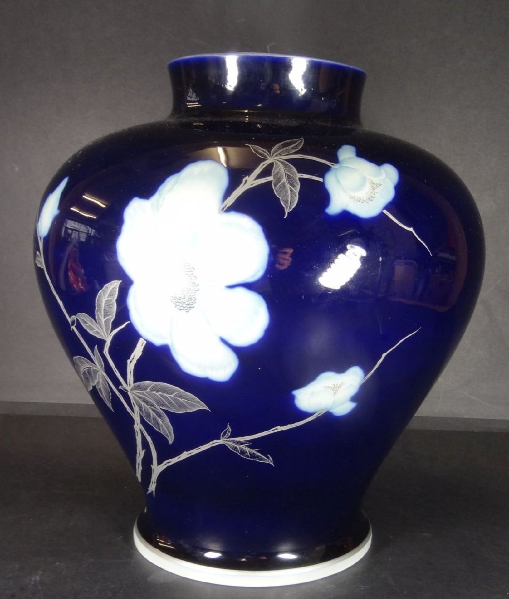 grosse , bauchige Vase mit Blumenmalerei "Weimar" Echt Cobalt, H-29 cm, D-26 cm, - Image 5 of 8