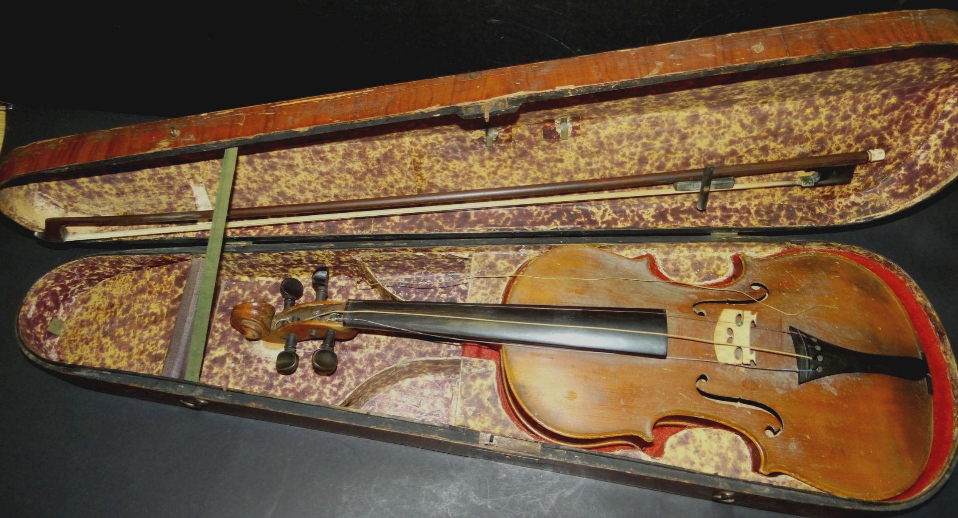 alte Geige mit Bogen, in Holzkoffer mit Namensschild, ungepflegter Dachbodenfund, Geige L-60 cm,