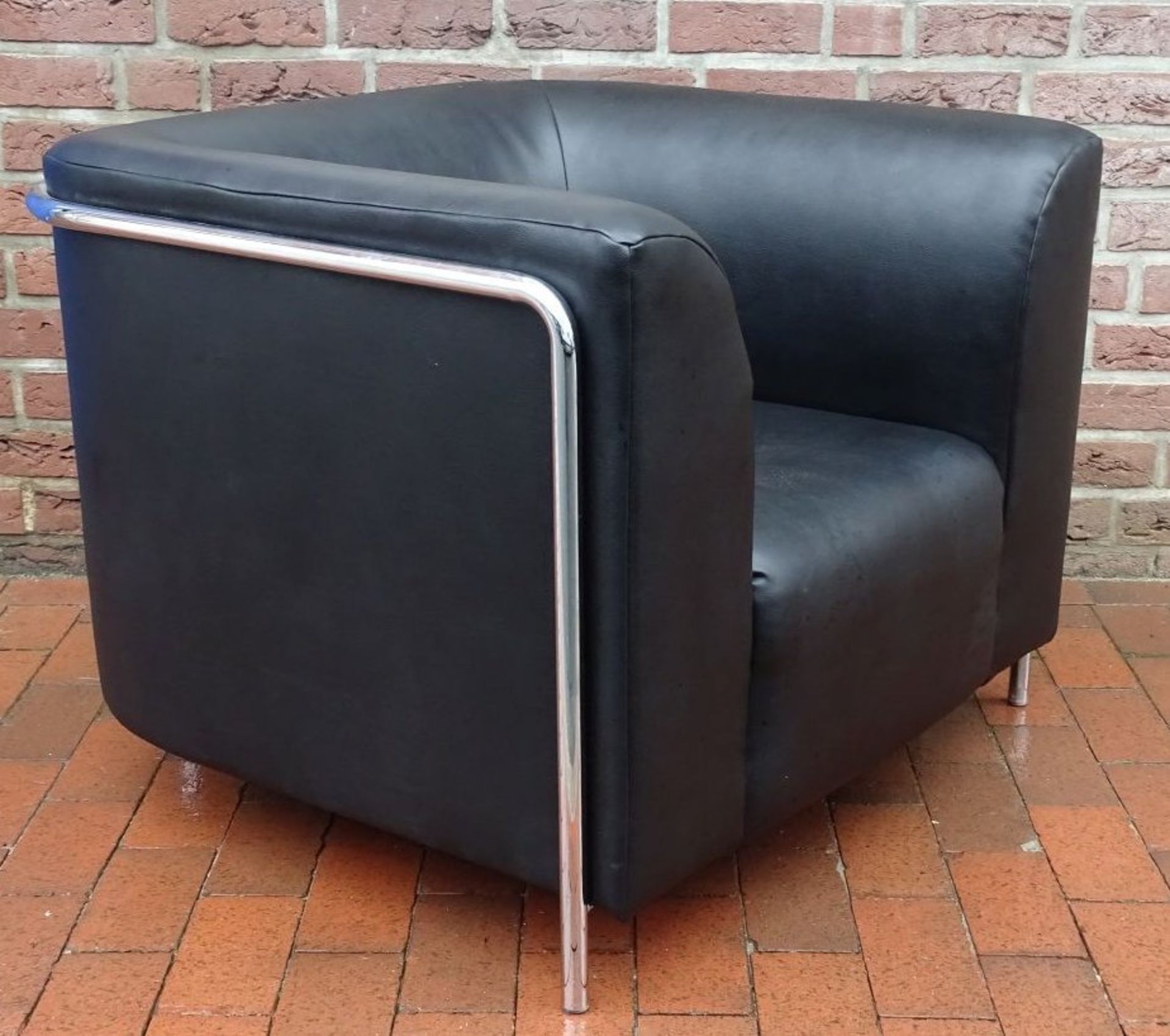 gr. Sessel in der Art von LC2 Le Corbusier, Chrom/Leder, leichte Gebrauchsspuren, H-75 cm, B-75 cm, - Bild 3 aus 5