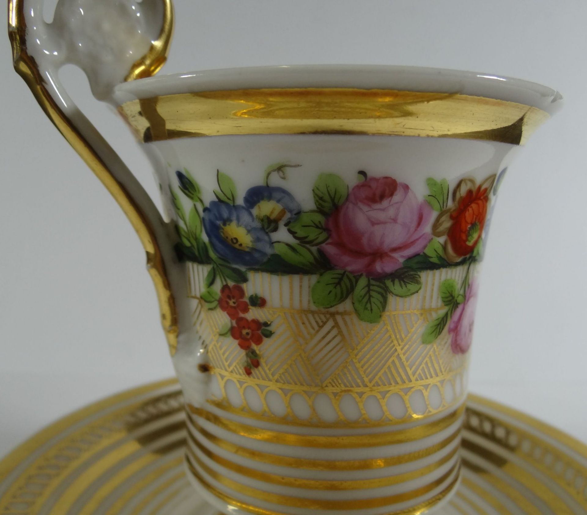 Empire Tasse mit U.T.um 1820, Rosendekor mit Goldstaffage, Innenvergoldung berieben, ansonsten gut - Image 4 of 9