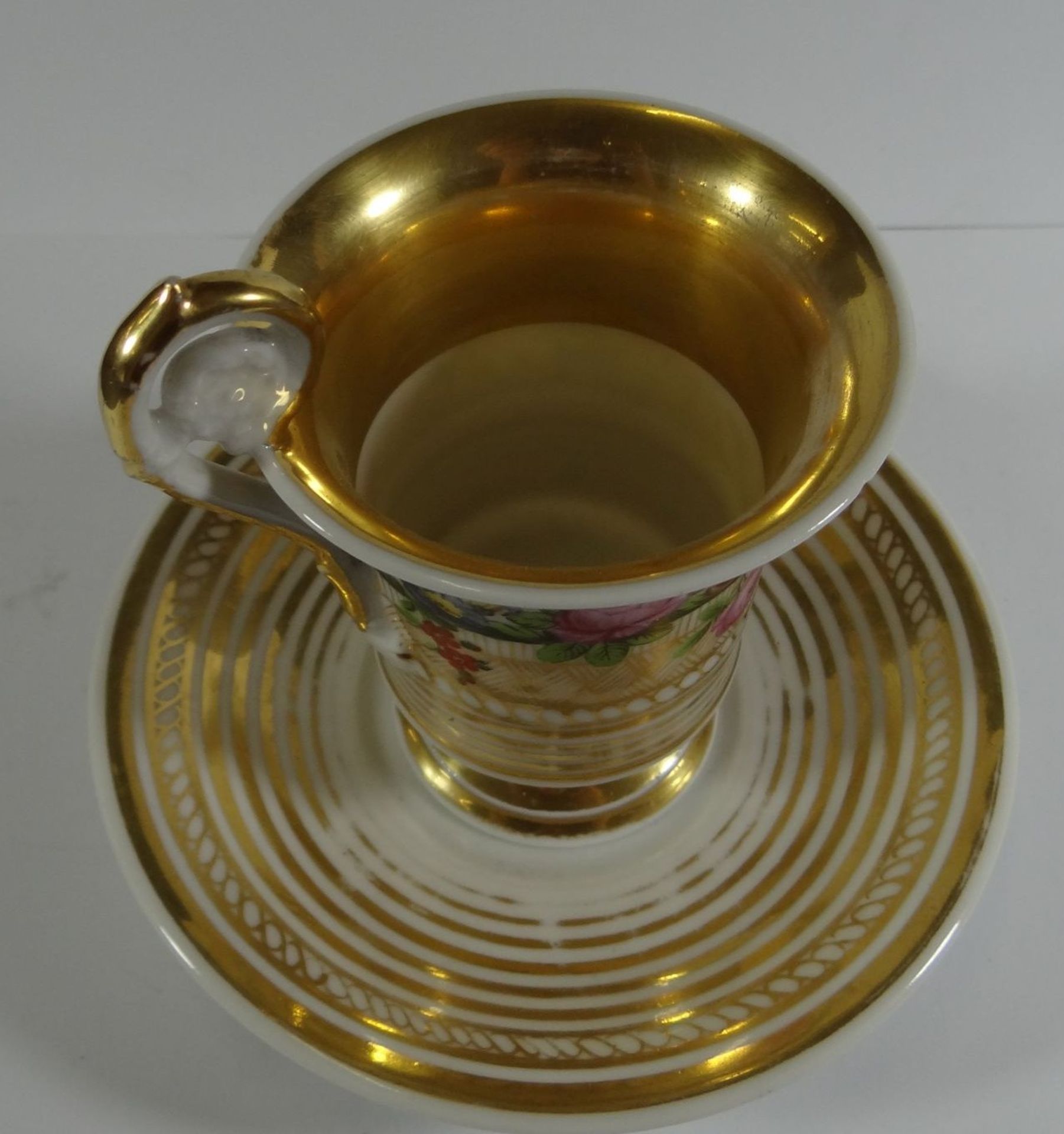 Empire Tasse mit U.T.um 1820, Rosendekor mit Goldstaffage, Innenvergoldung berieben, ansonsten gut - Image 5 of 9