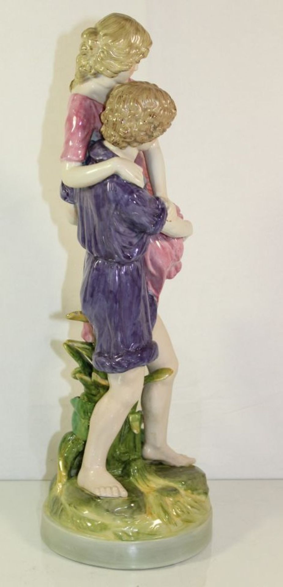 hohe Figurengruppe in antikem Stil, gemarkt, 20. Jhdt., polychr. Bemalung in Unterglasurfarben, H-4 - Image 2 of 5