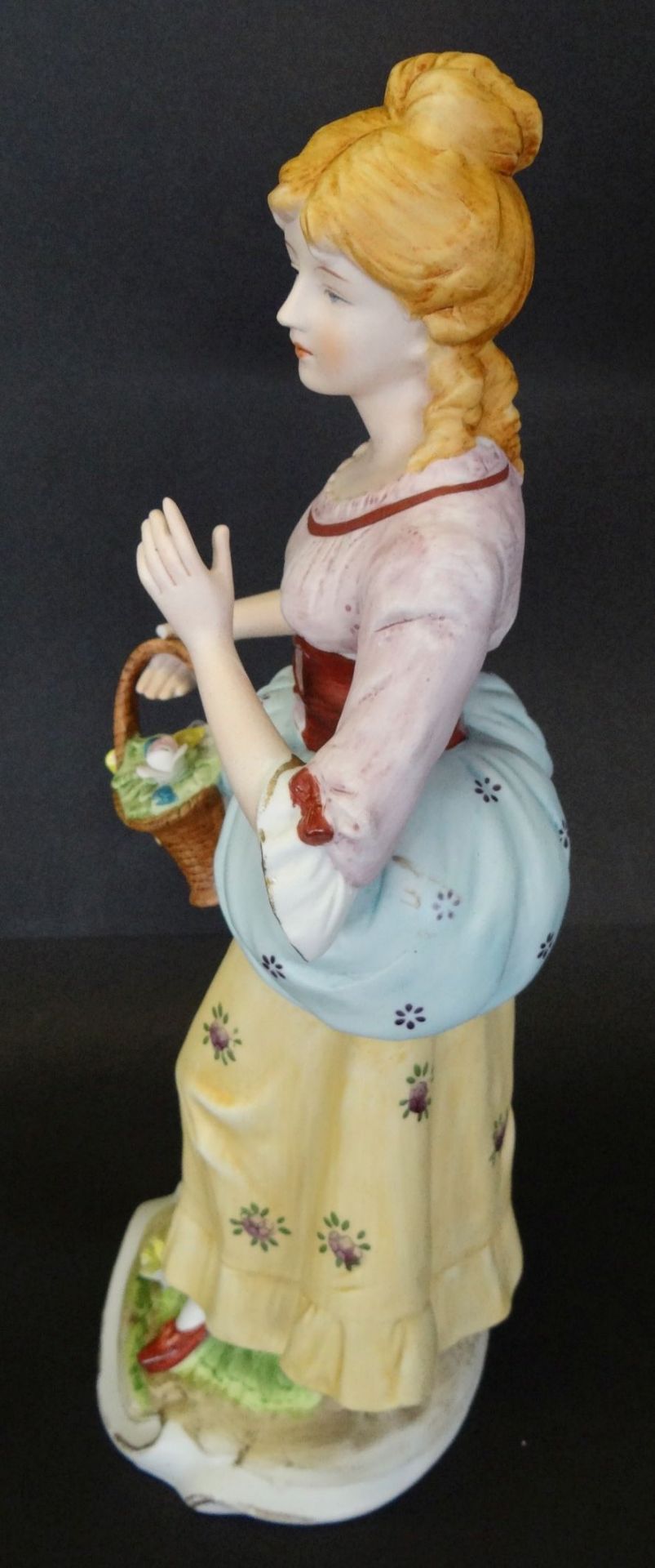 hohe Bisquitporzellan-Figur "Mädchen mit Blumenkorb", ein Daumen beschädigt, linke Hand geklebt, - Bild 5 aus 7