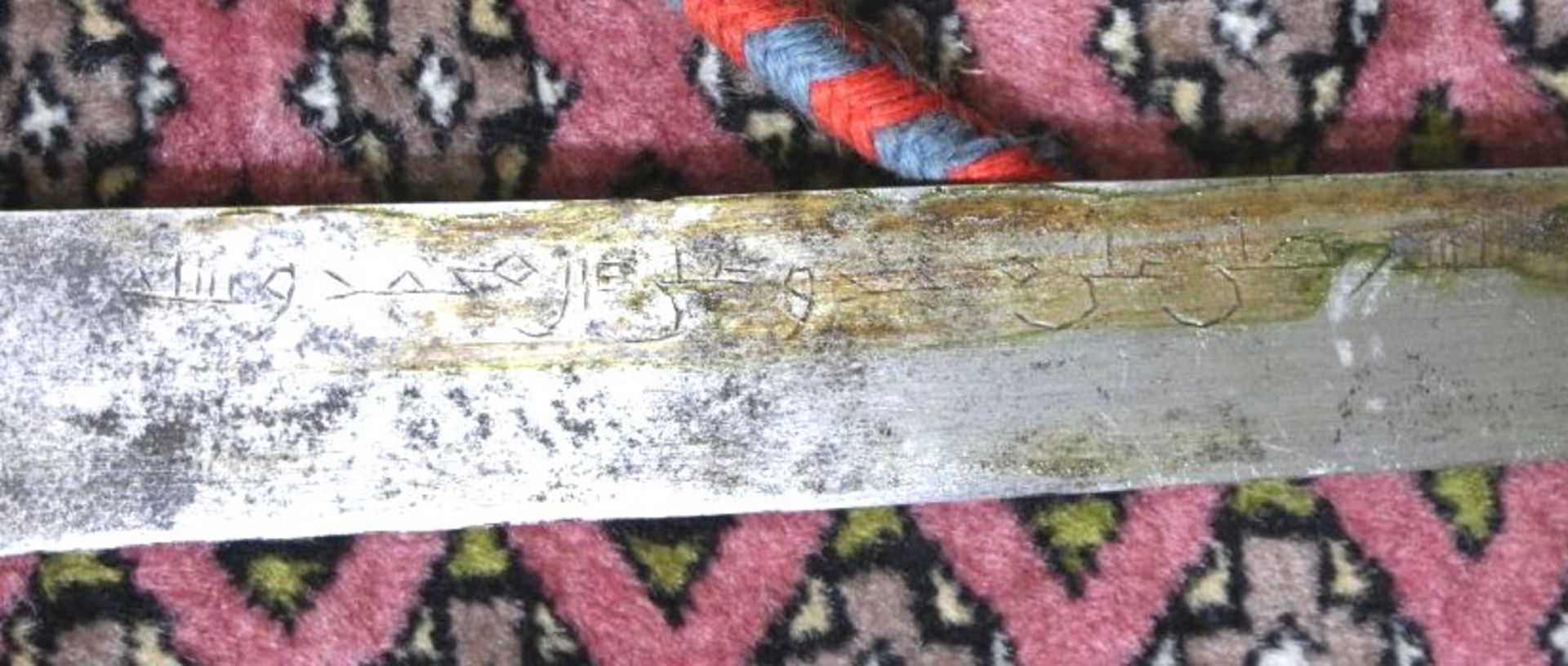 langes orientalisches Schwert, wohl Deko, älter, Klinge beschriftet, Messingscheide, L-98cm. - Bild 3 aus 4