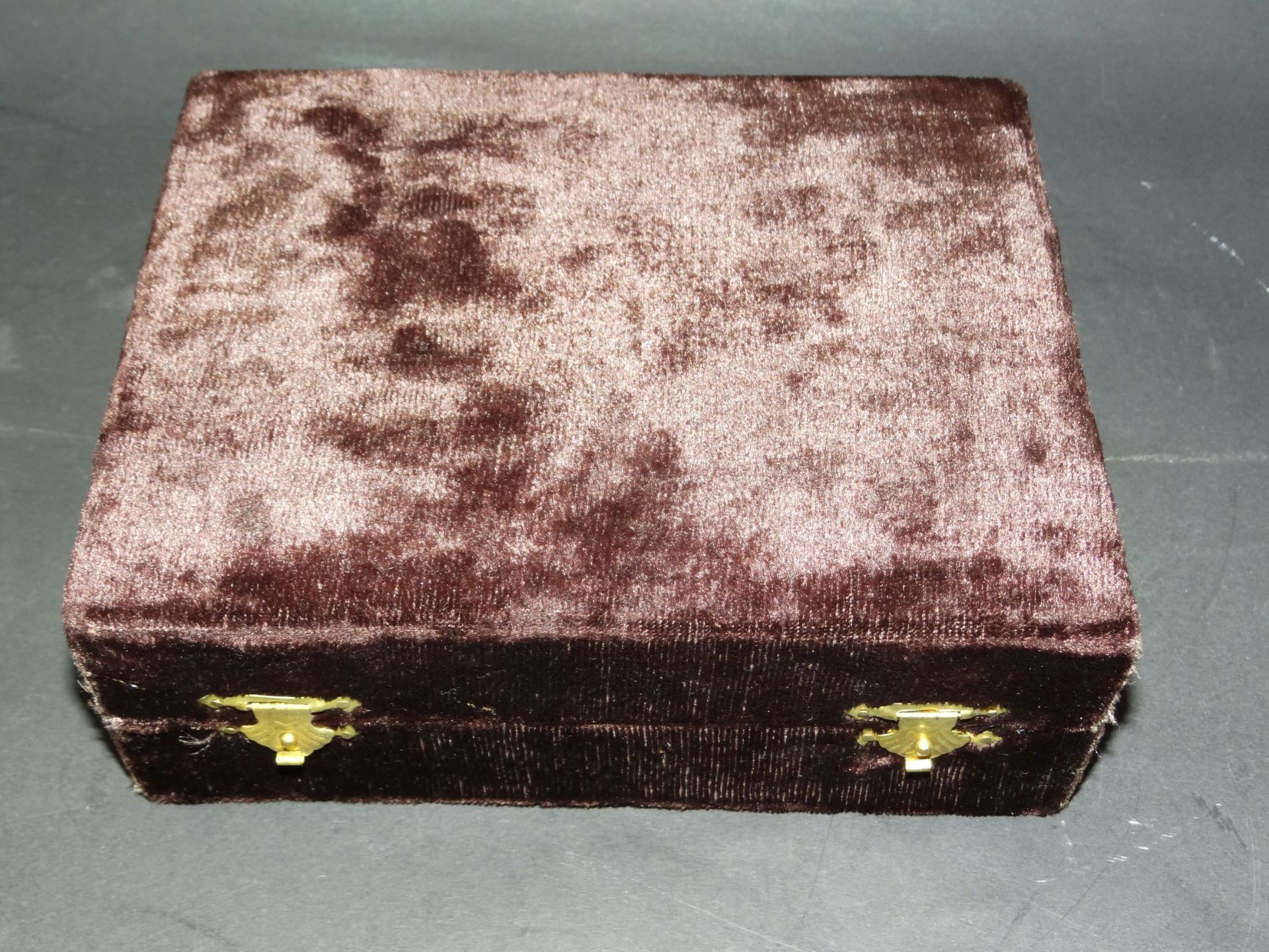 Tablett mit Streuerpaar in Kasten, wohl England, Messing, ehemals versilbert, Kasten H-7,5 cm, 19x1 - Bild 5 aus 7