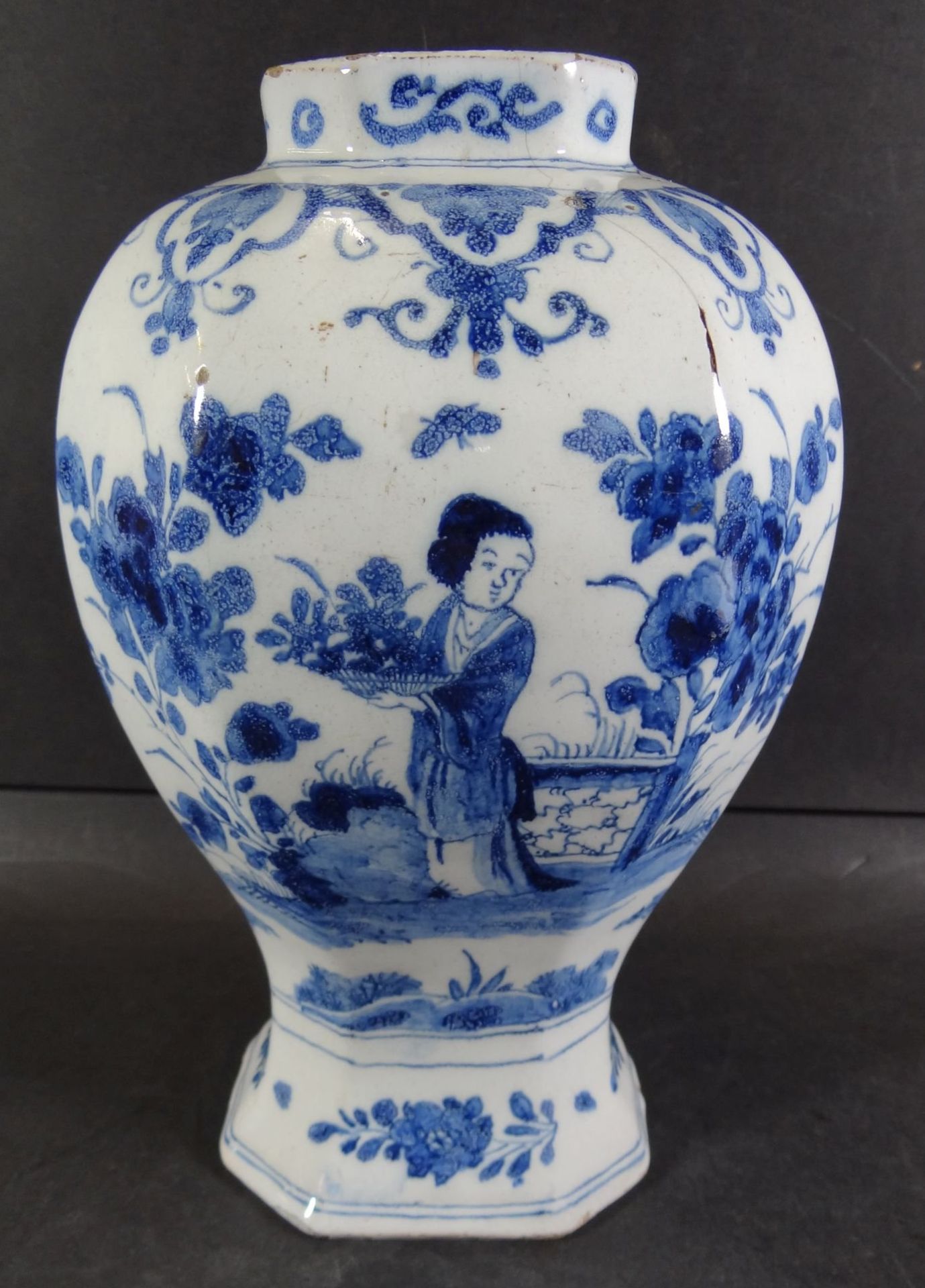 Vase mit Chinesin im Garten, Blaumalerei, wohl Delft, 18 Jhd?, H-22 cm, altrissig und mit Abplatzer - Image 2 of 10