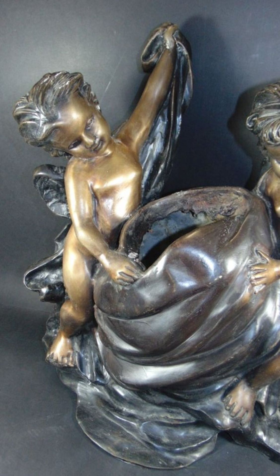 grosse Figurengruppe, zwei Putti mittig mit Vase, wohl Zinkguss bronziert ?, H-51 cm, B-48 cm, 15 k - Bild 2 aus 7