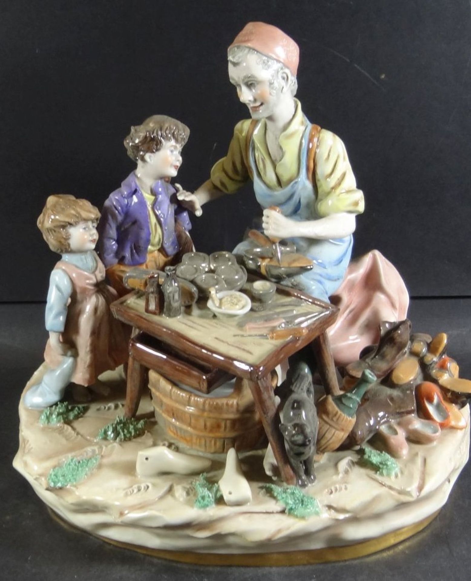 gr. Figurengruppe "Schuster mit Kindern" Sitzendorf, bemalt, H-22 cm, 23x17 cm, gut erhalten