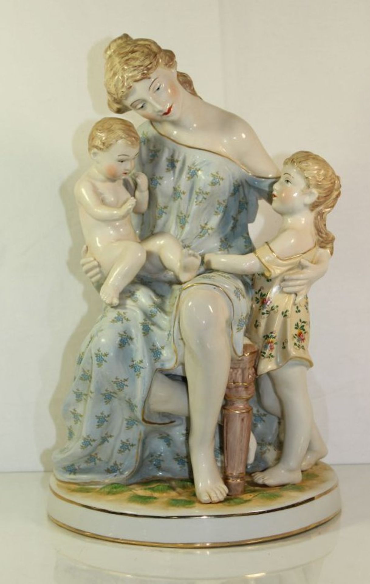 hohe Figurengruppe in antikem Stil, Mutter mit Kindern, gemarkt, 20. Jhdt., H-42cm