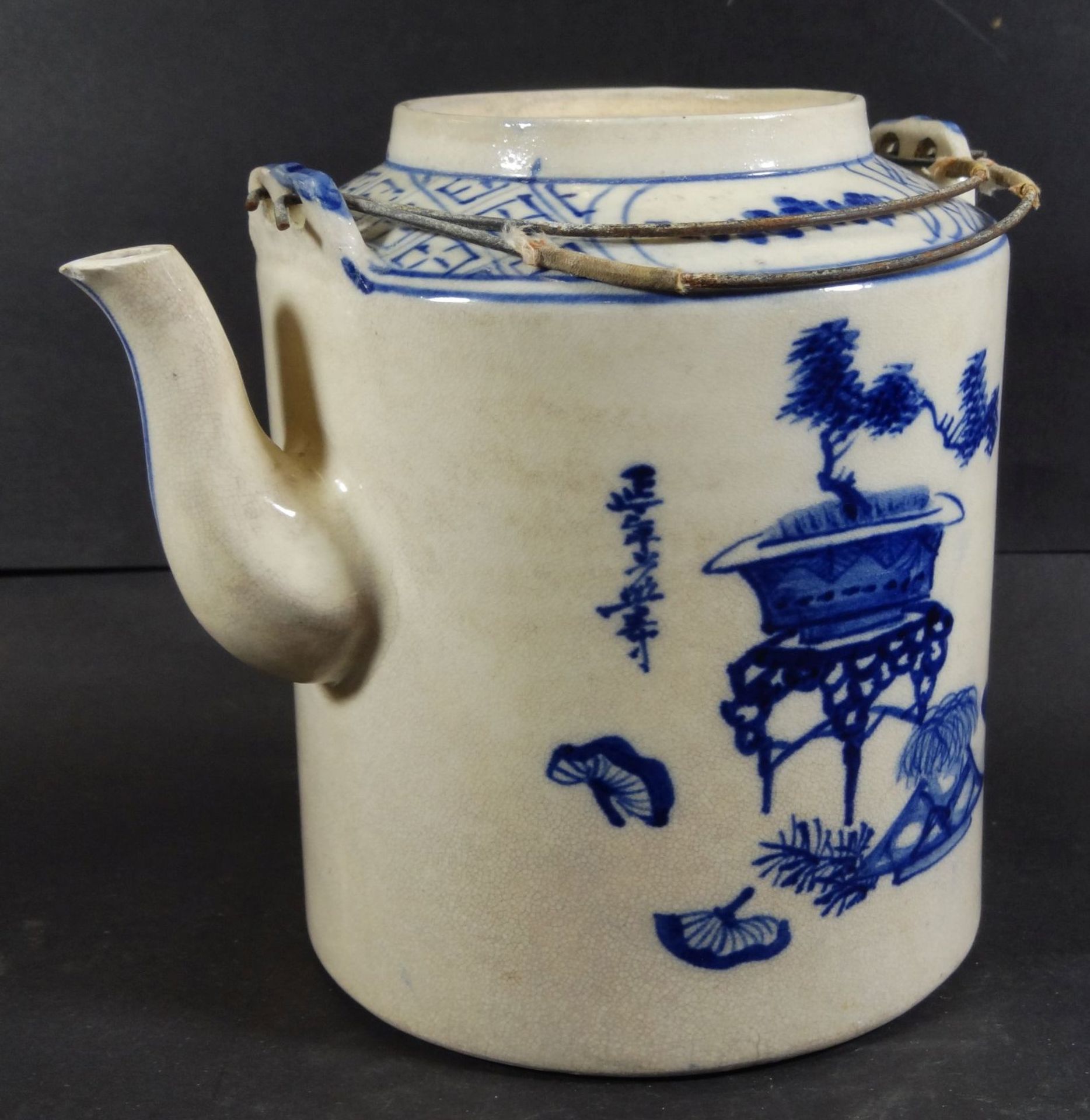 alte China-Teekanne, Blaumalerei, ohne Deckel, Ausguss minim. Chip, H-16,5 cm - Bild 5 aus 6