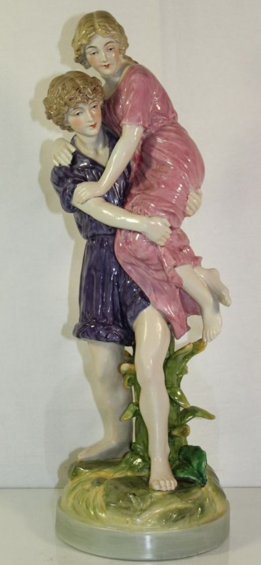 hohe Figurengruppe in antikem Stil, gemarkt, 20. Jhdt., polychr. Bemalung in Unterglasurfarben, H-4