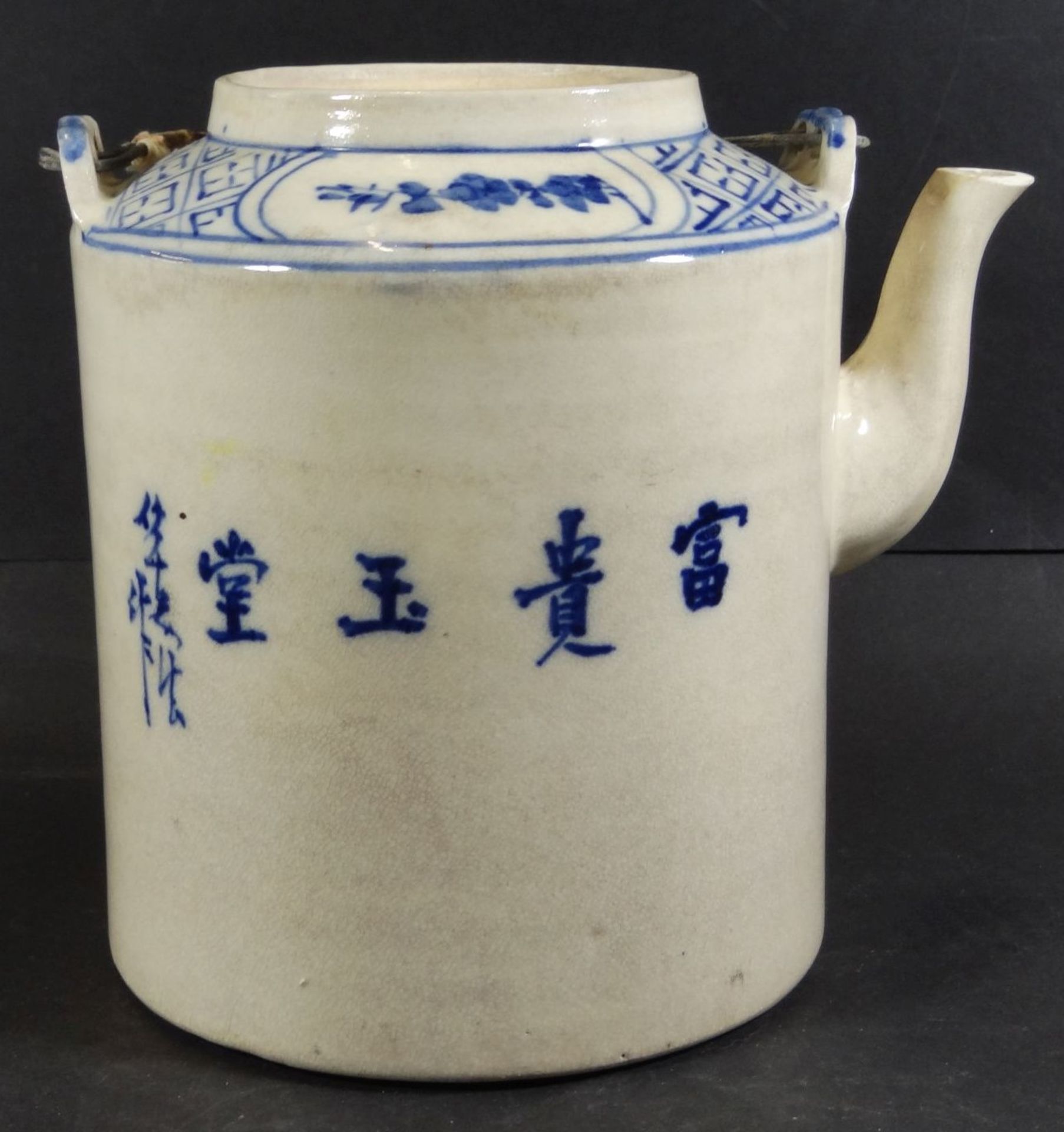 alte China-Teekanne, Blaumalerei, ohne Deckel, Ausguss minim. Chip, H-16,5 cm - Bild 3 aus 6