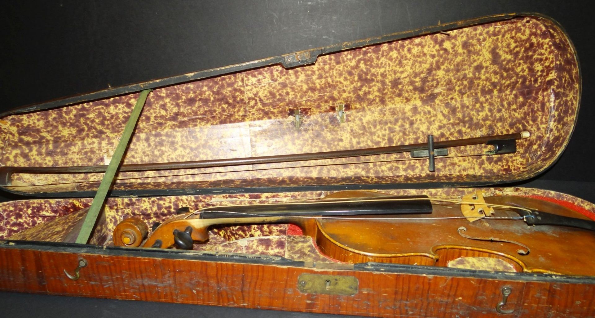alte Geige mit Bogen, in Holzkoffer mit Namensschild, ungepflegter Dachbodenfund, Geige L-60 cm, - Image 4 of 8