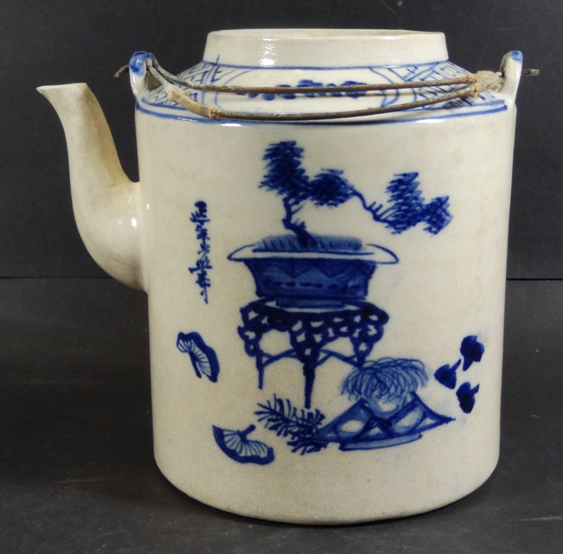 alte China-Teekanne, Blaumalerei, ohne Deckel, Ausguss minim. Chip, H-16,5 cm