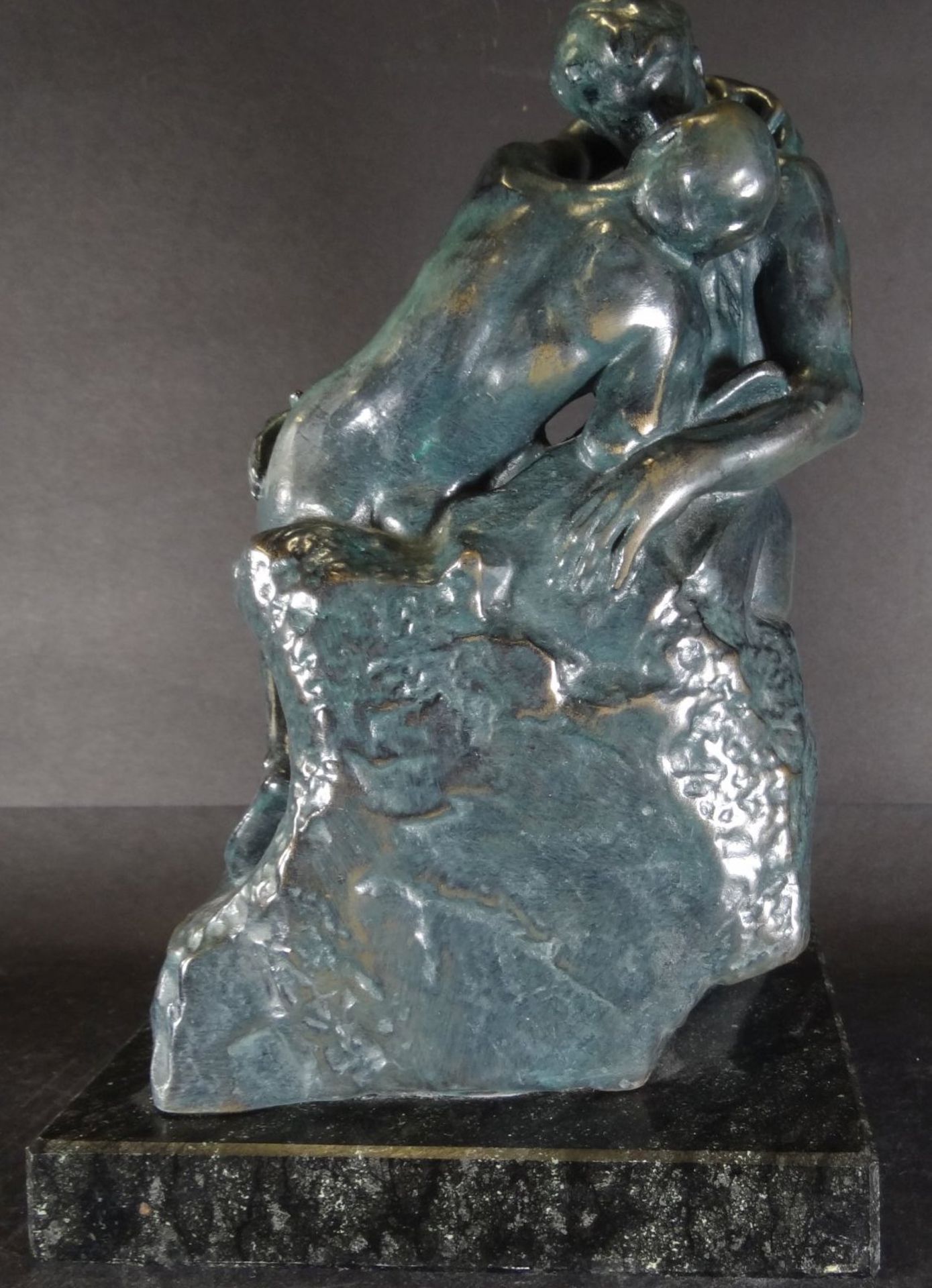 Auguste RODIN (1840-1917) Bronze "Der Kuss" auf Marmorsockel, H-26 cm, Sockel 17x17 cm, 6,2 kg., si - Bild 4 aus 8