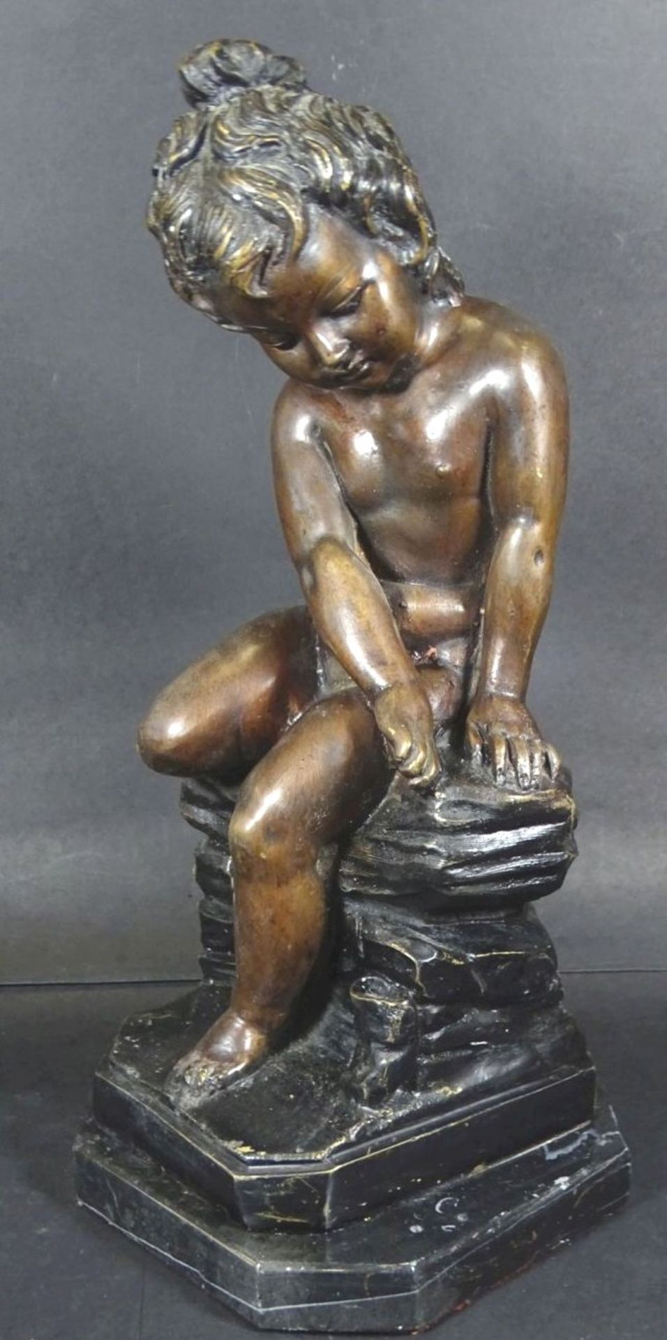 CP-JP, MD202 "sitzendes Mädchen", Bronze, auf Marmorplatte, H-32 cm, 17x15 cm, 3,5 k - Bild 2 aus 8