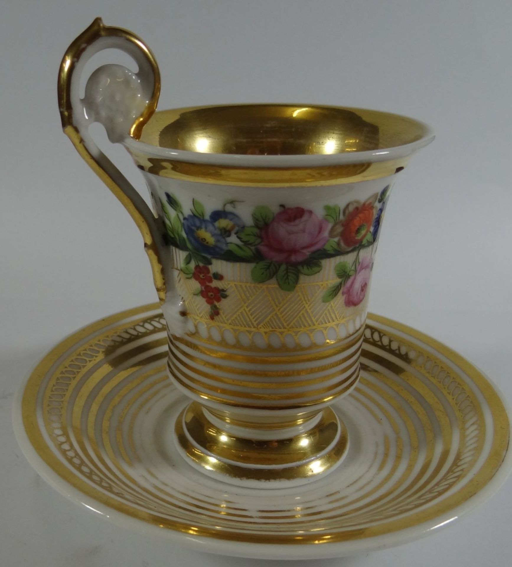 Empire Tasse mit U.T.um 1820, Rosendekor mit Goldstaffage, Innenvergoldung berieben, ansonsten gut - Bild 2 aus 9